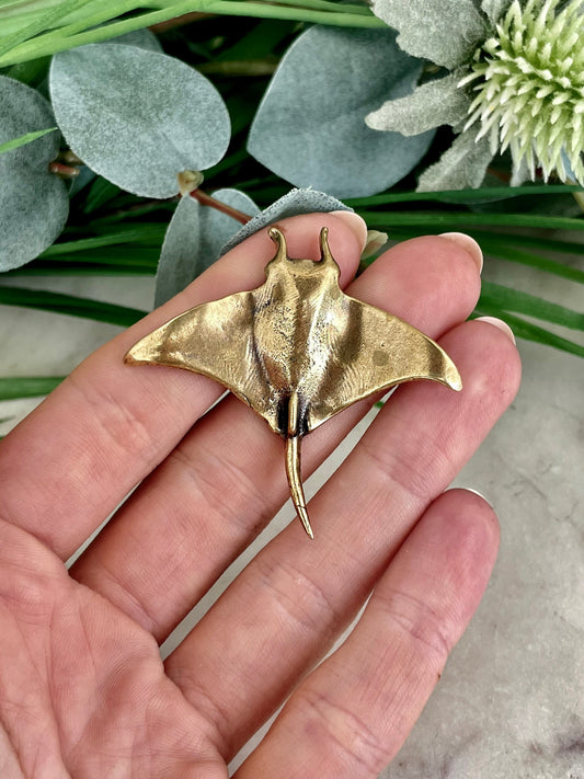 Beautiful fine lifelike Manta Ray figurine, Sea-life ornament, Devil fish miniature, sea inspired trinket