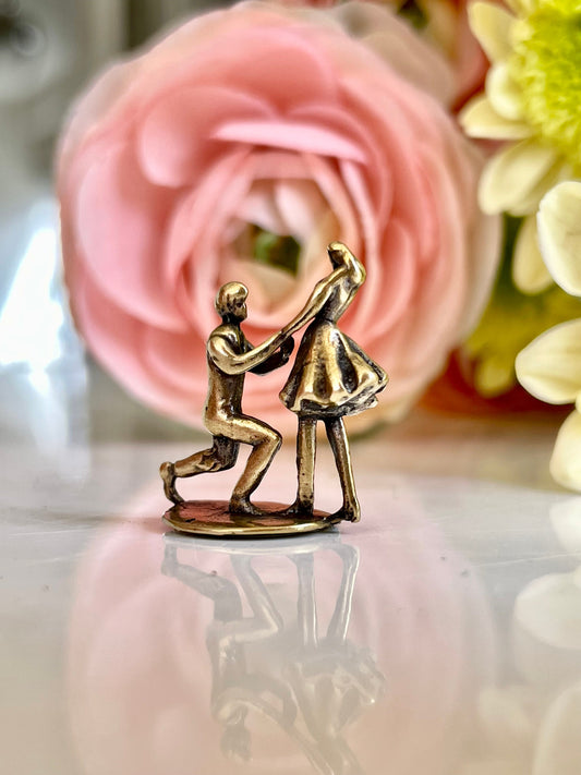 Lifelike Lover Solid brass Proposal figurine, true love figurine, man on one knee decor, Wedding cake decorations