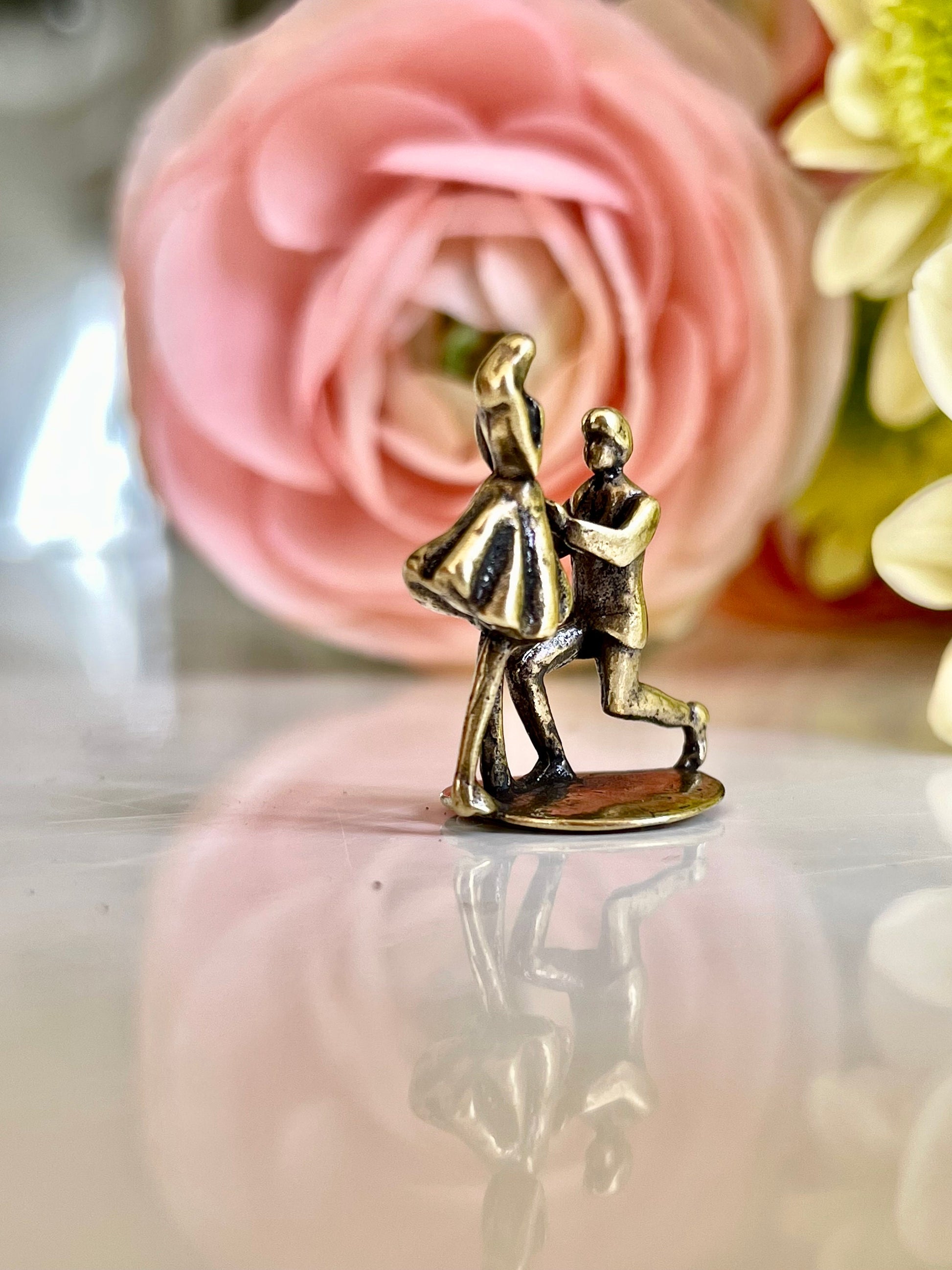 Lifelike Lover Solid brass Proposal figurine, true love figurine, man on one knee decor, Wedding cake decorations