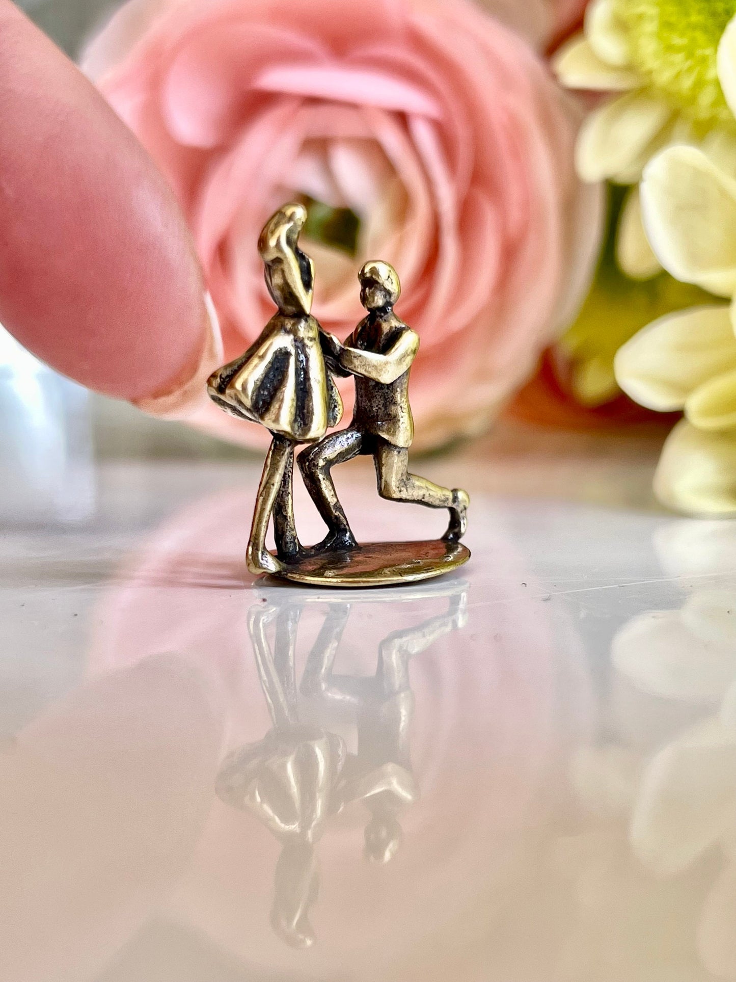 Lifelike Lover Solid brass Proposal figurine, true love figurine, man on one knee decor, Wedding cake decorations