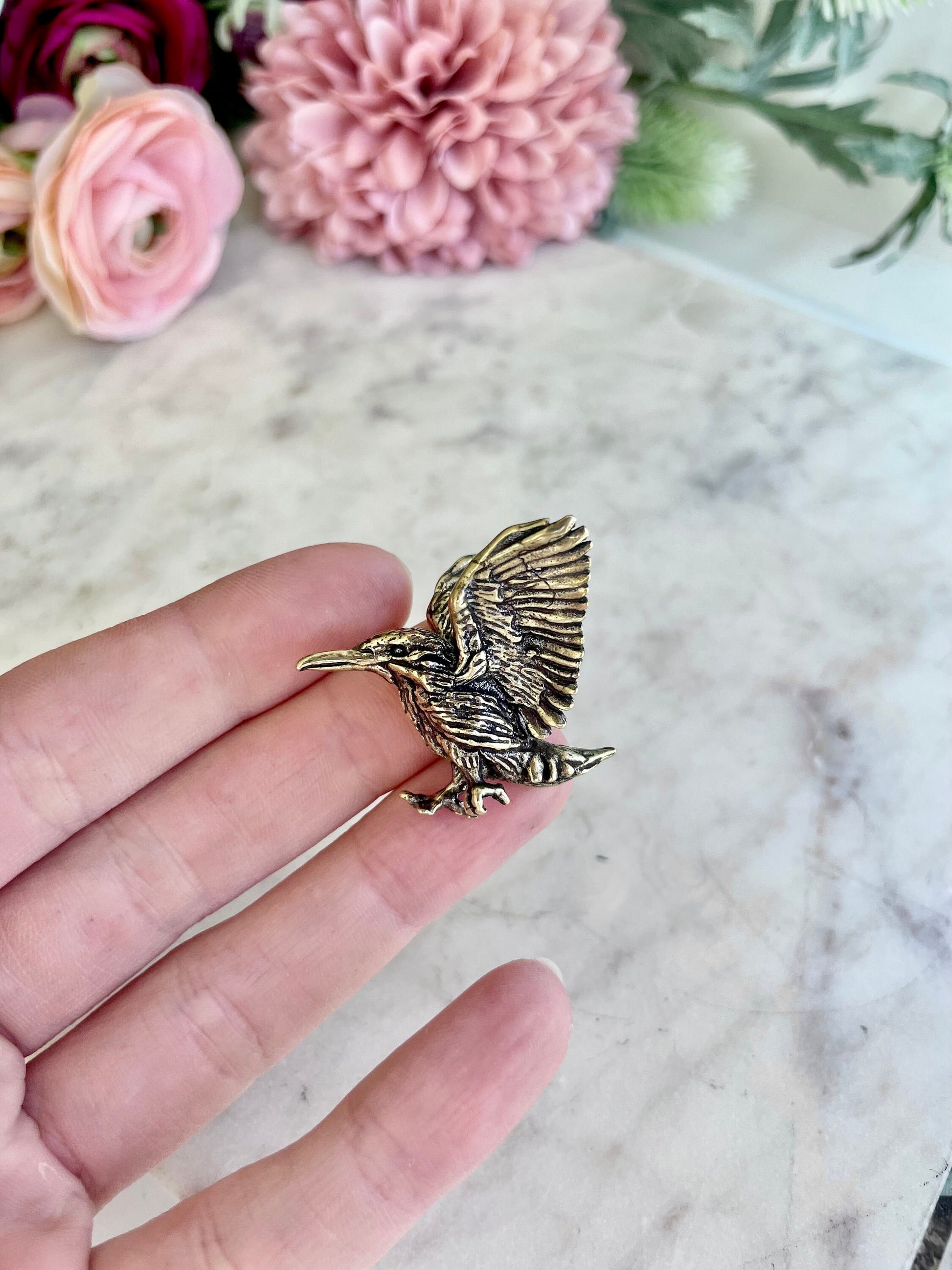 Flying Hummingbird Brass pendant, lifelike solid brass colibri figurine, Curious hummingbird figure, humming-bird Keychain