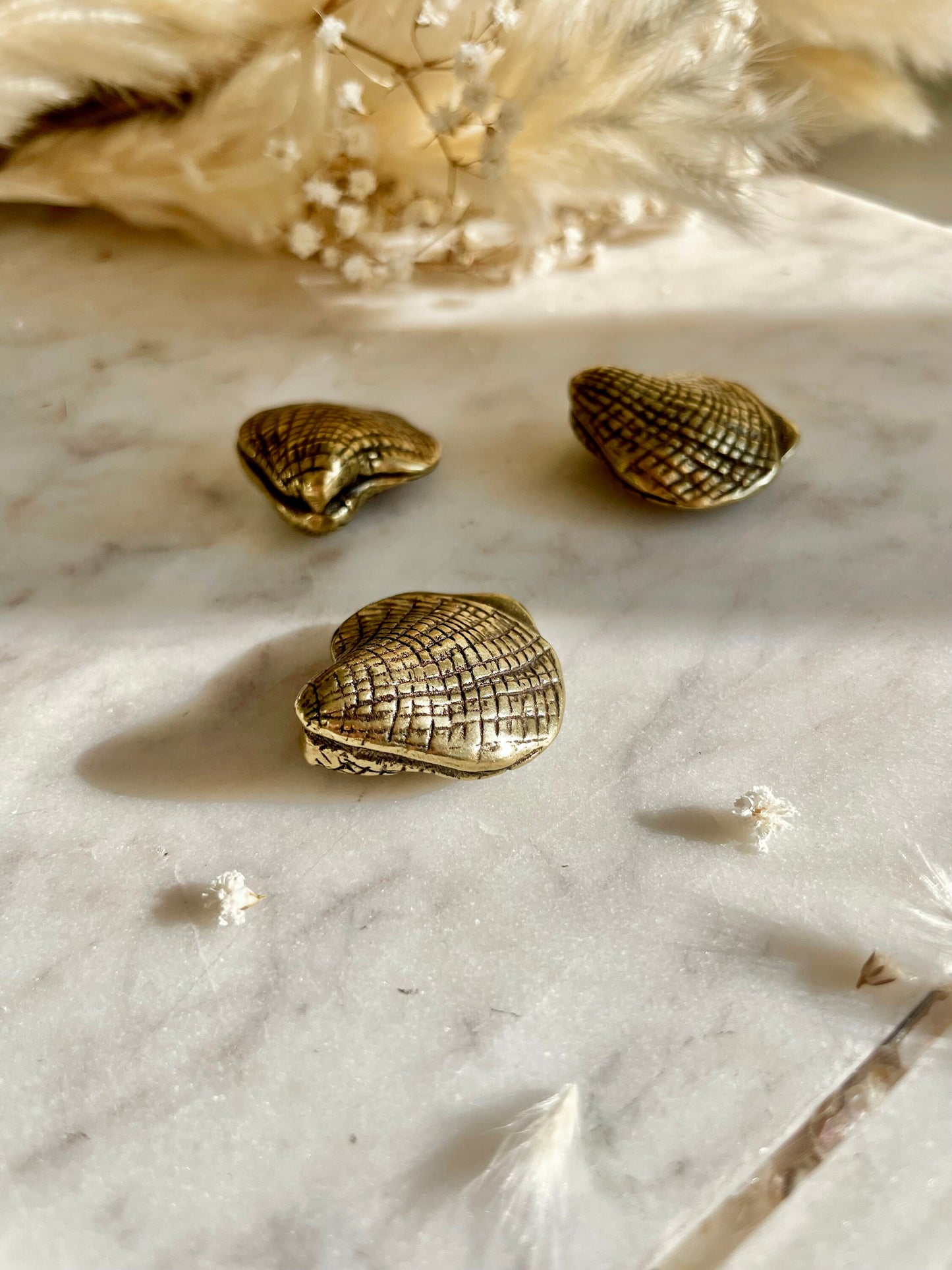Little seaside souvenir, solid brass seashell figurine, ocean art scallop miniature, sea-themed decoration, a reminder of summer and beach