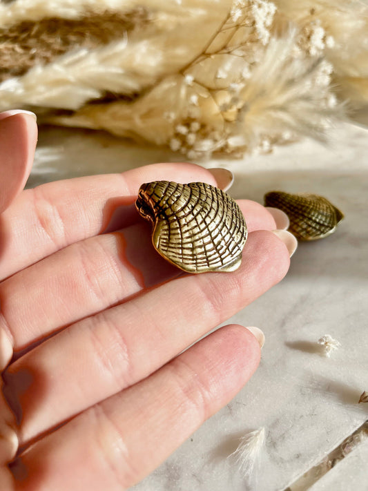 Little seaside souvenir, solid brass seashell figurine, ocean art scallop miniature, sea-themed decoration, a reminder of summer and beach