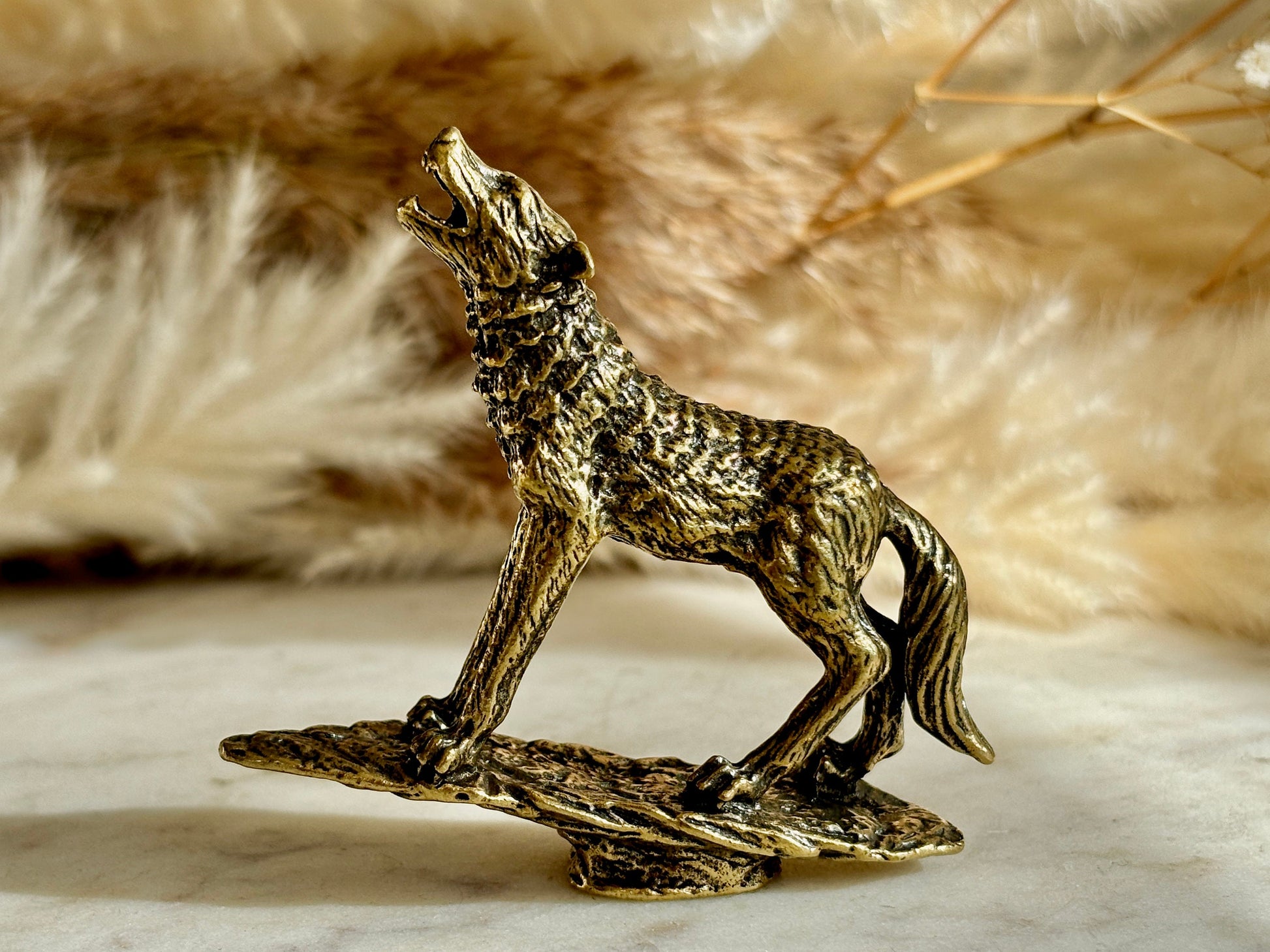 Mystical Moonlight Melody: Lone Howling Wolf Solid Brass Figurine - Decorative Metal Ornament for Desktop, Ideal Gift for Him