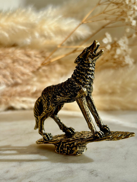 Mystical Moonlight Melody: Lone Howling Wolf Solid Brass Figurine - Decorative Metal Ornament for Desktop, Ideal Gift for Him