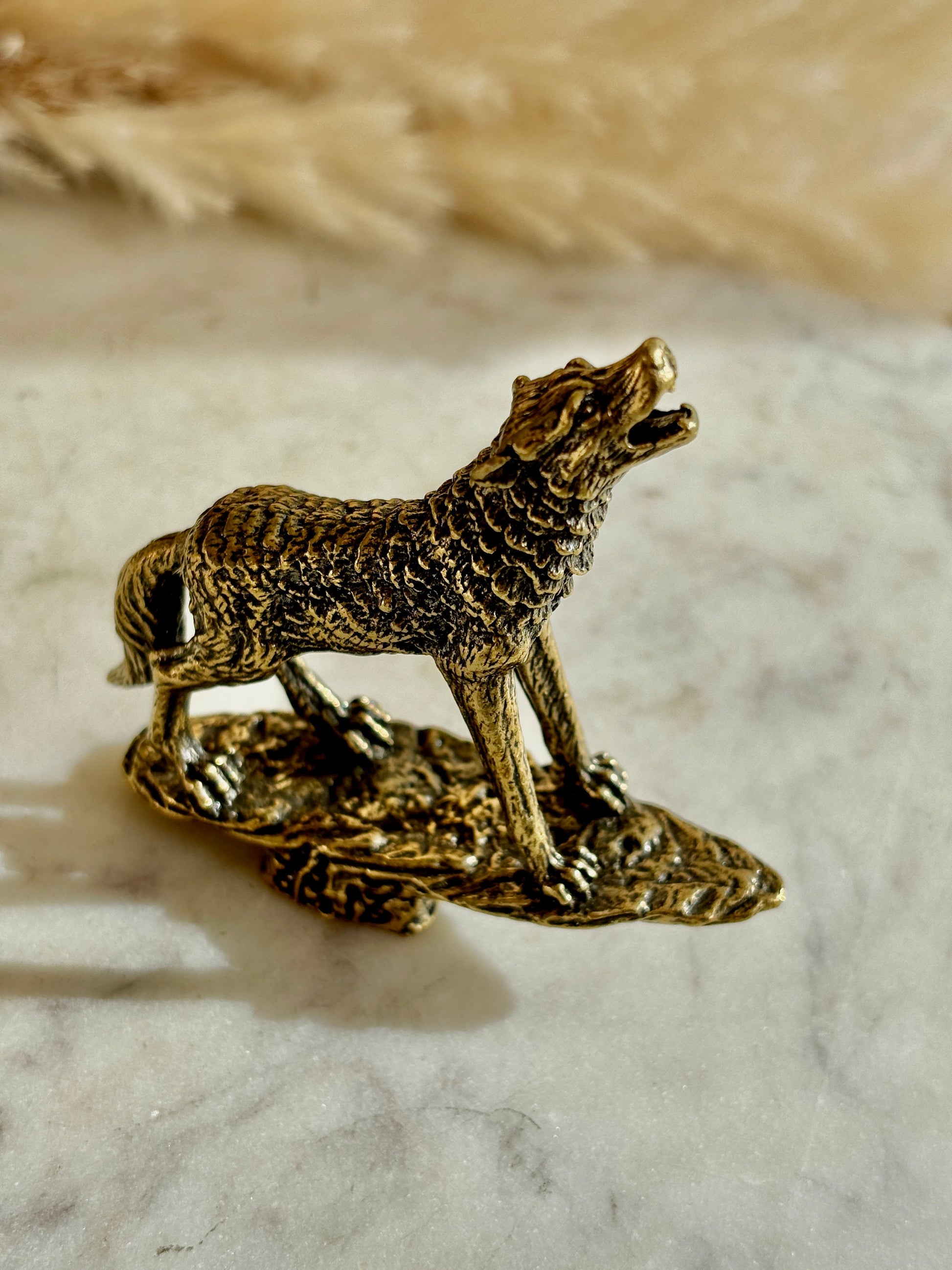 Mystical Moonlight Melody: Lone Howling Wolf Solid Brass Figurine - Decorative Metal Ornament for Desktop, Ideal Gift for Him