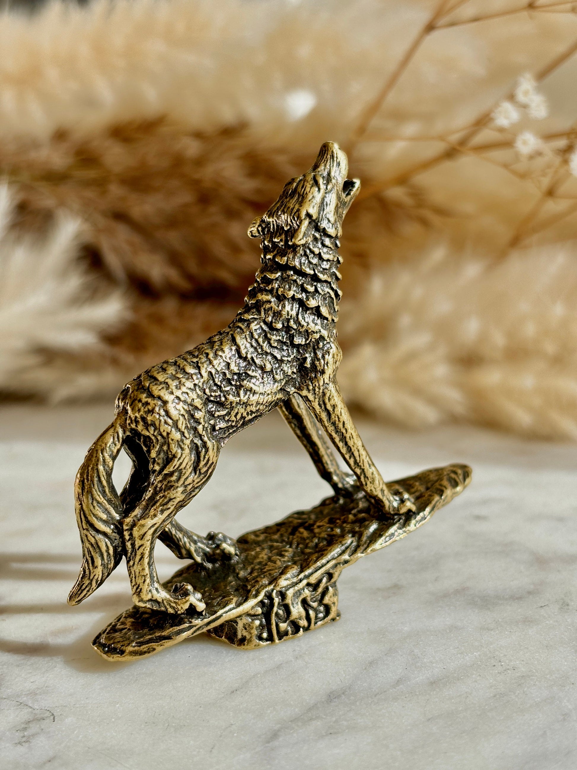 Mystical Moonlight Melody: Lone Howling Wolf Solid Brass Figurine - Decorative Metal Ornament for Desktop, Ideal Gift for Him