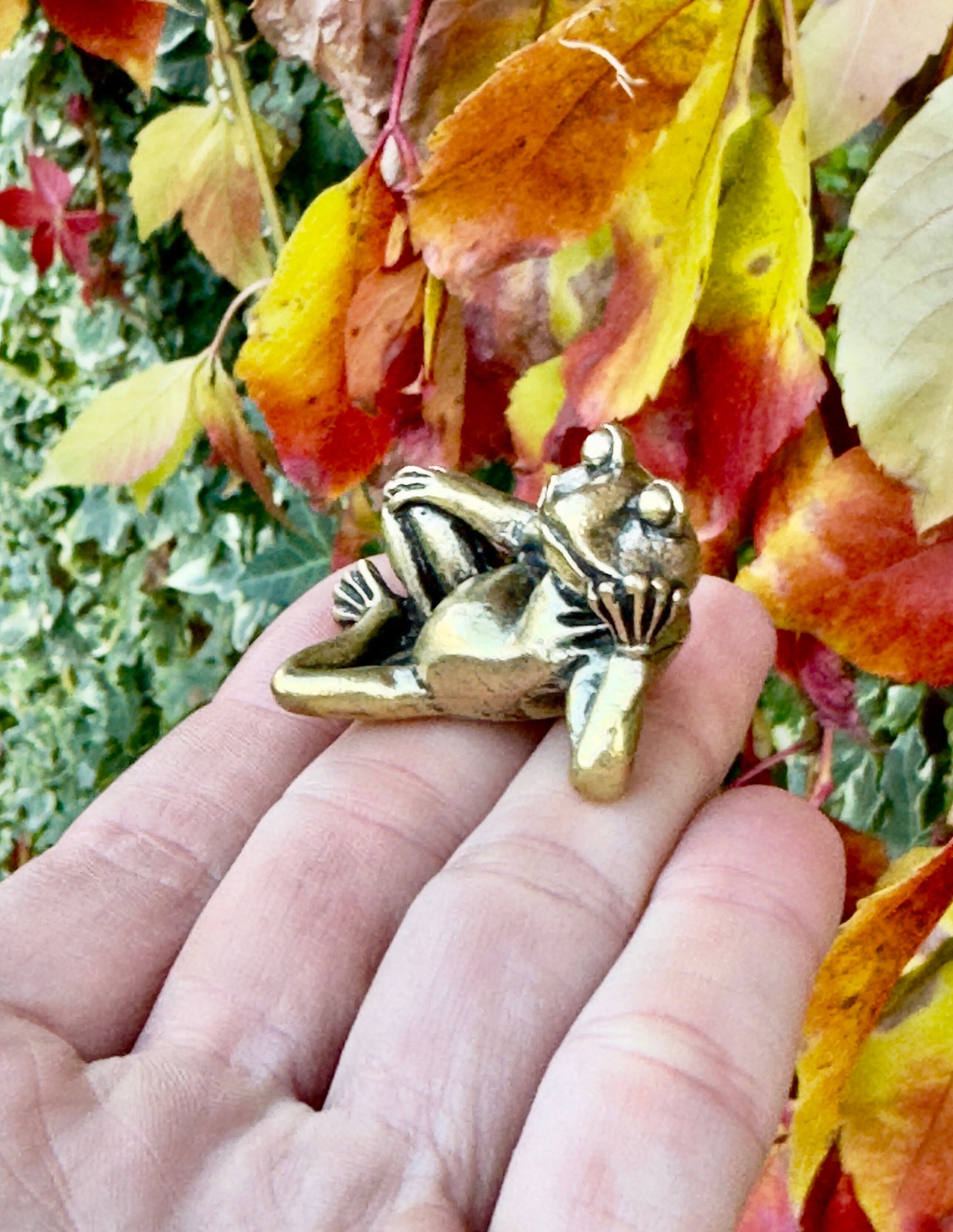 Solid brass Dreaming Frog Statuette, Decoration Ornament Cute frog, Sculpture Thinking Frog, Office Desktop Ornament, paperweight