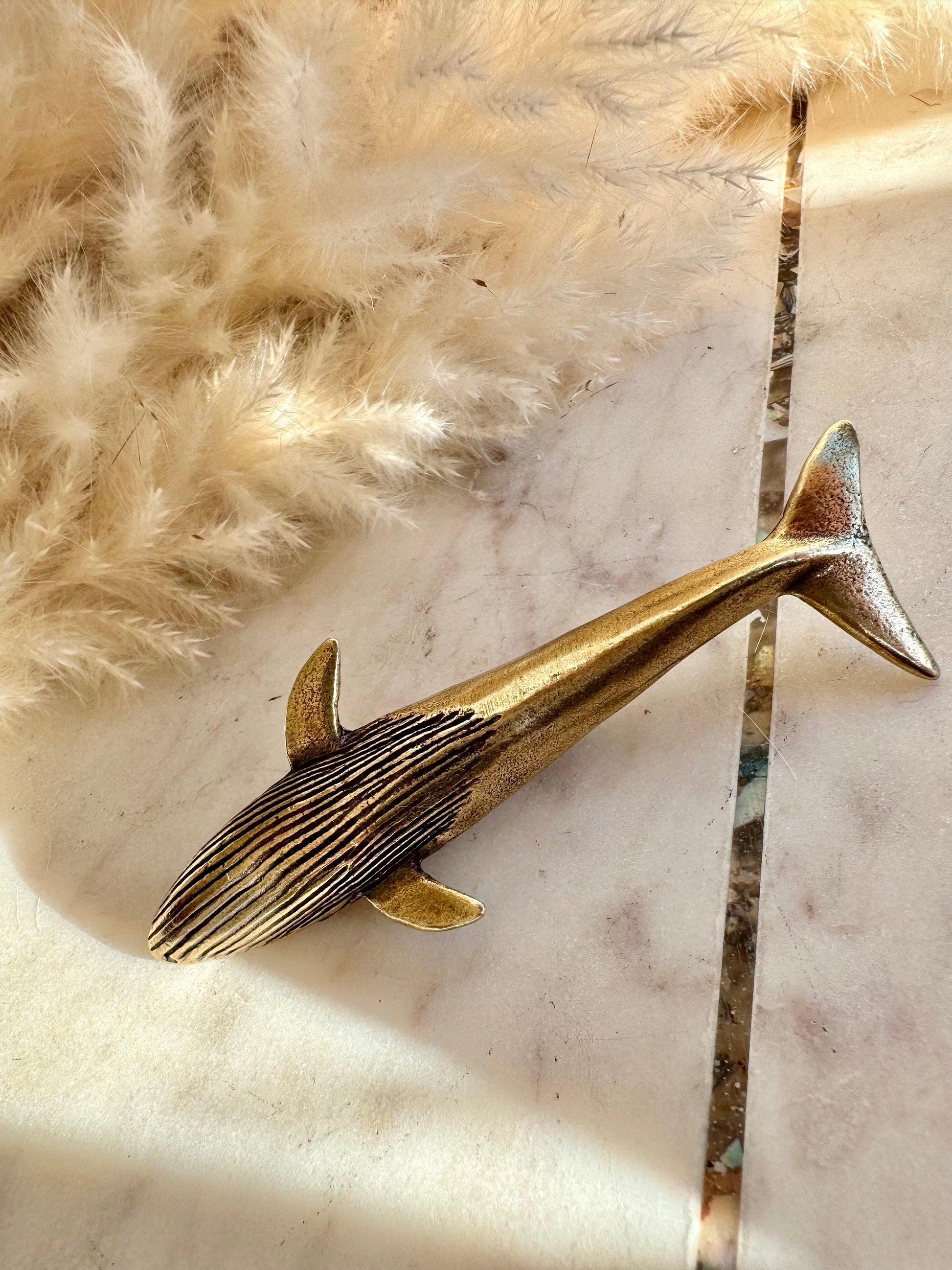 Lifelike solid brass sculptures Blue whale figurine, metal sea creatures, paperweight metal figurine