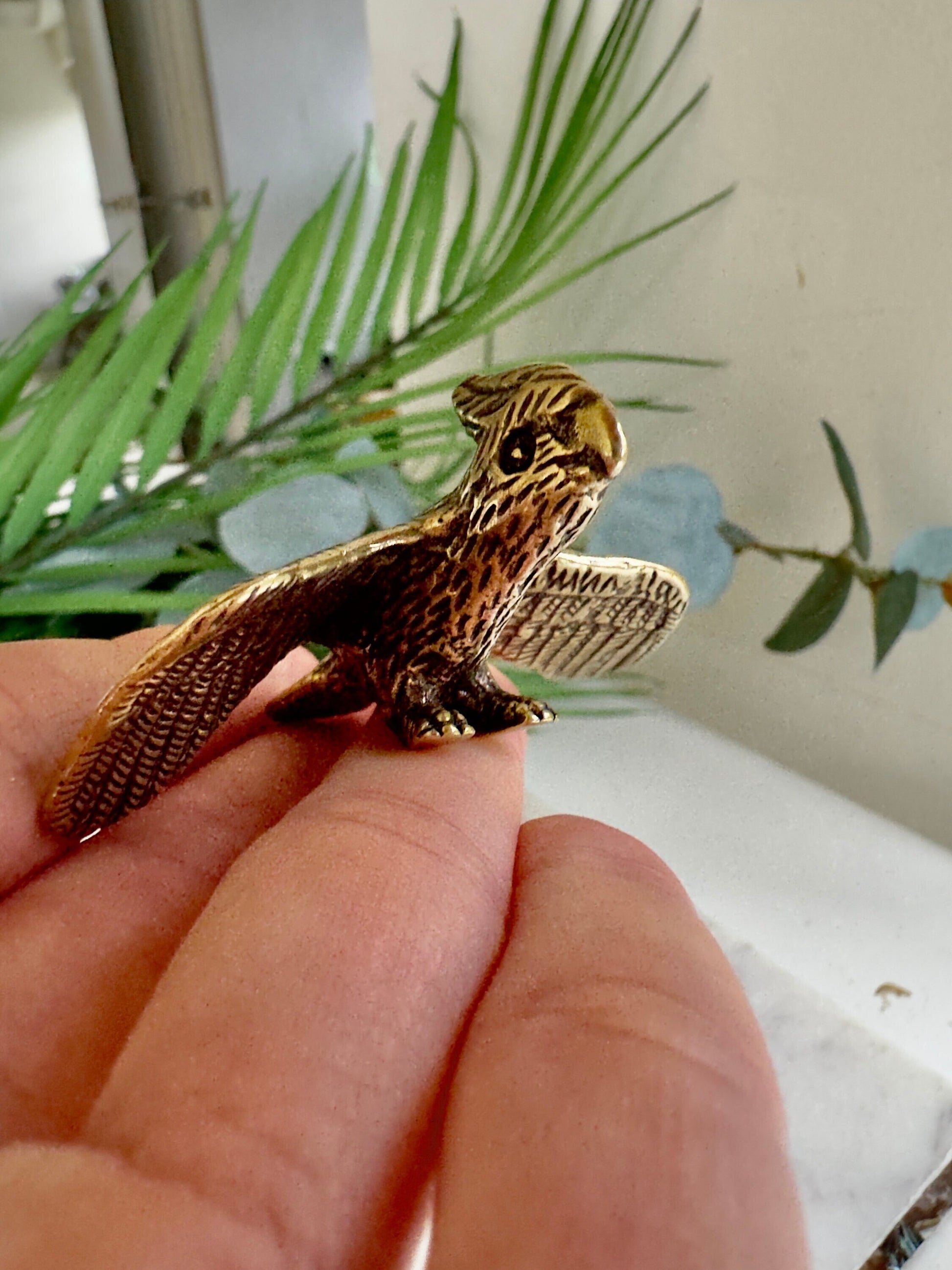 Brass Cockatoo Figurine: Elegant Sculpture for Bird Lovers
