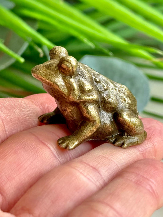 Common toad, lifelike Copper Cast, Solid brass figurine, Frog metal statuette, Metal Artwork, Creative gift, Paperweight, Desktop ornament