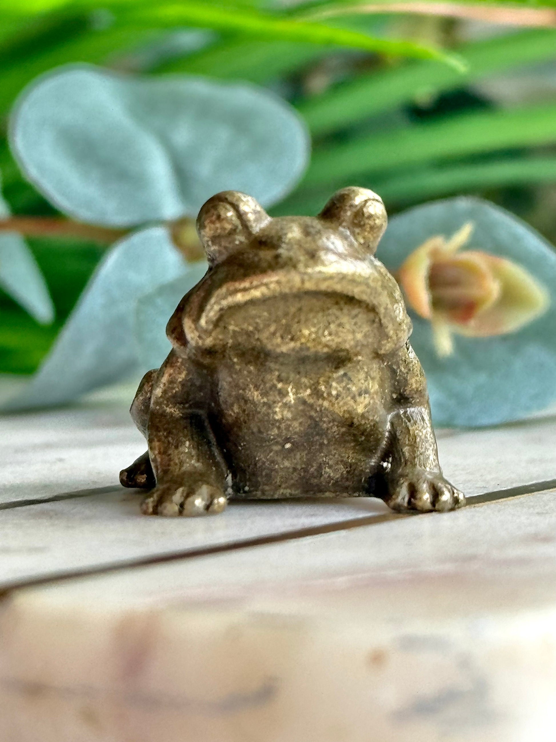 Common toad, lifelike Copper Cast, Solid brass figurine, Frog metal statuette, Metal Artwork, Creative gift, Paperweight, Desktop ornament