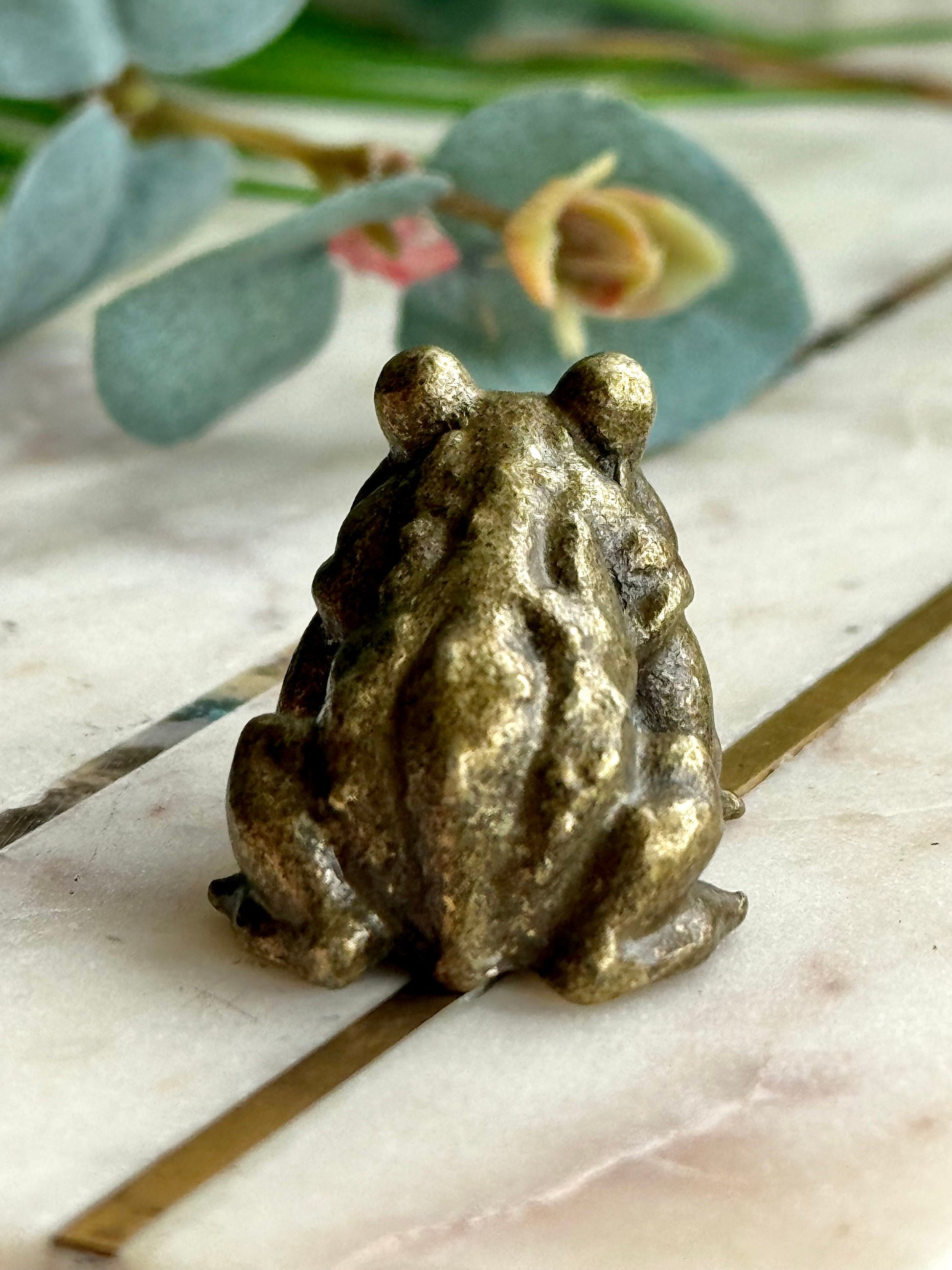 Common toad, lifelike Copper Cast, Solid brass figurine, Frog metal statuette, Metal Artwork, Creative gift, Paperweight, Desktop ornament