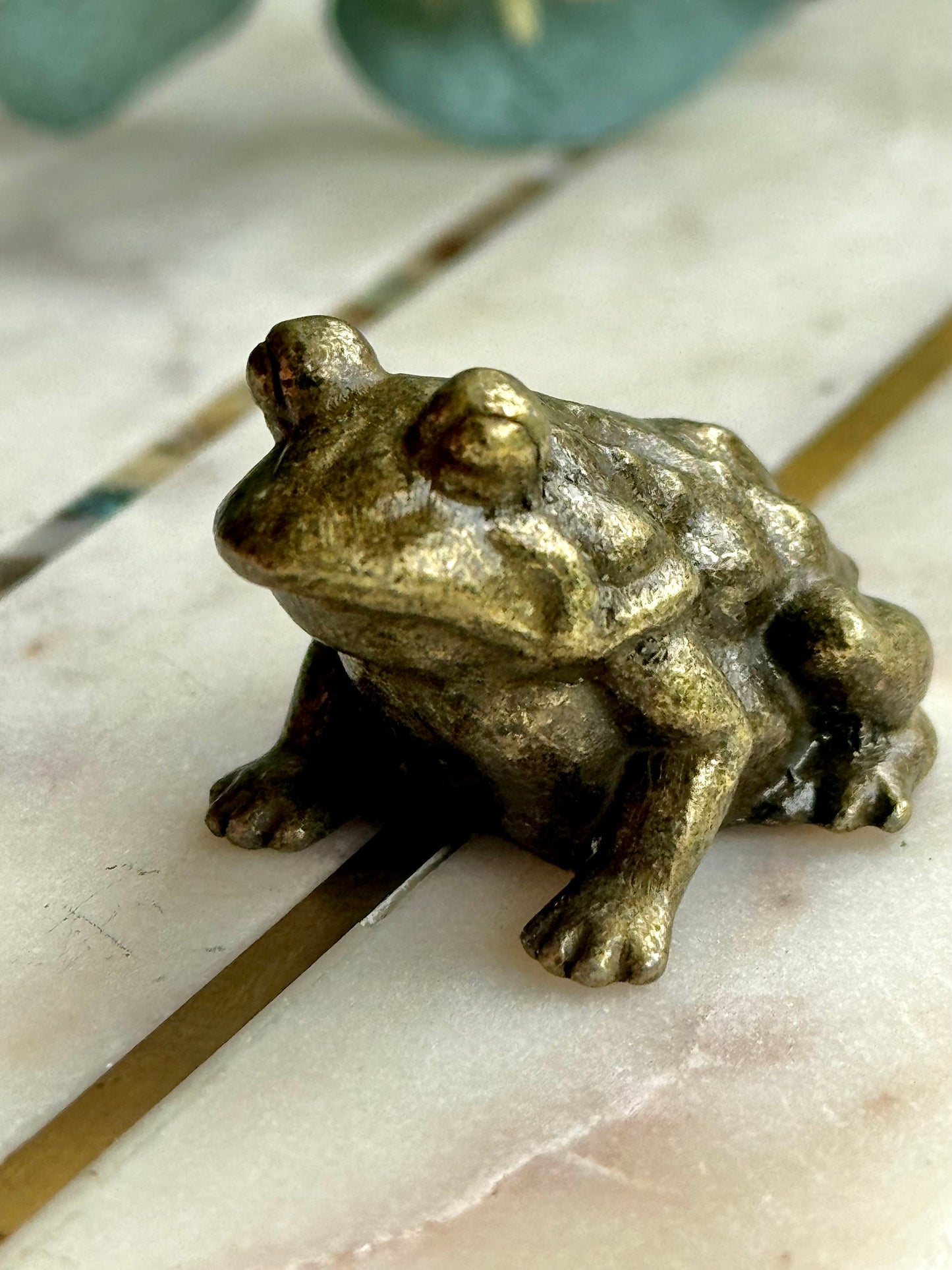 Common toad, lifelike Copper Cast, Solid brass figurine, Frog metal statuette, Metal Artwork, Creative gift, Paperweight, Desktop ornament