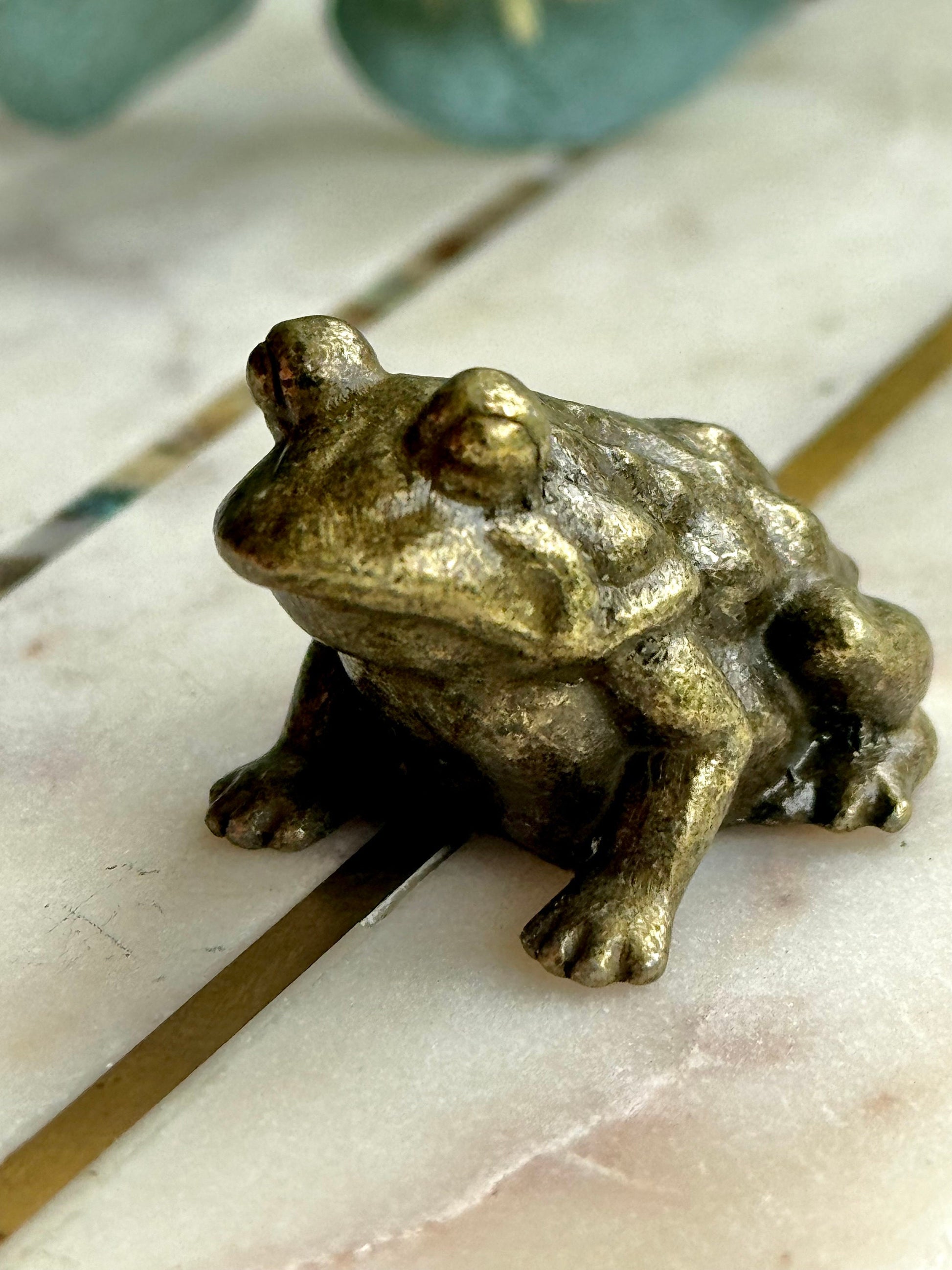 Common toad, lifelike Copper Cast, Solid brass figurine, Frog metal statuette, Metal Artwork, Creative gift, Paperweight, Desktop ornament