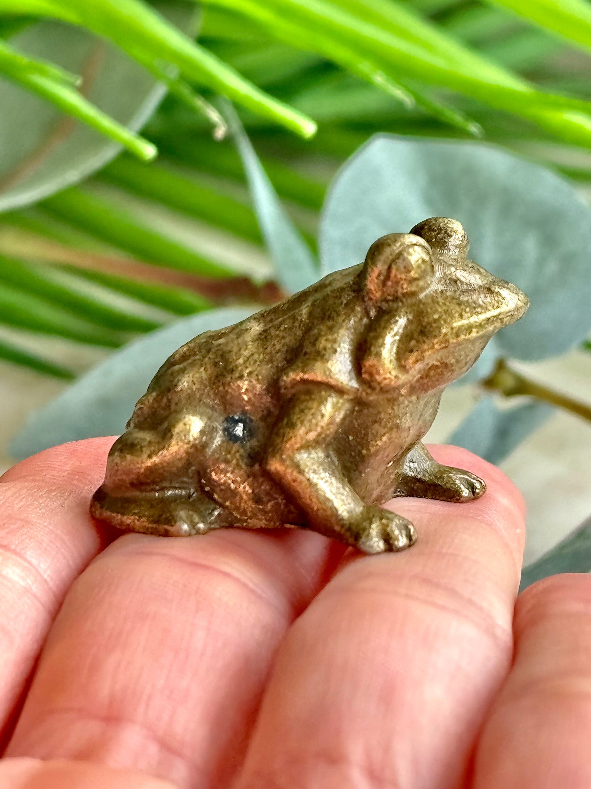 Common toad, lifelike Copper Cast, Solid brass figurine, Frog metal statuette, Metal Artwork, Creative gift, Paperweight, Desktop ornament