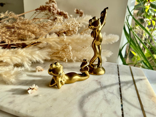 Mid Century Vintage Brass Laying Frog Figurines, Pair Anthropomorphic, Golf player Frog , Décor Bohemian, Tabletop Accent