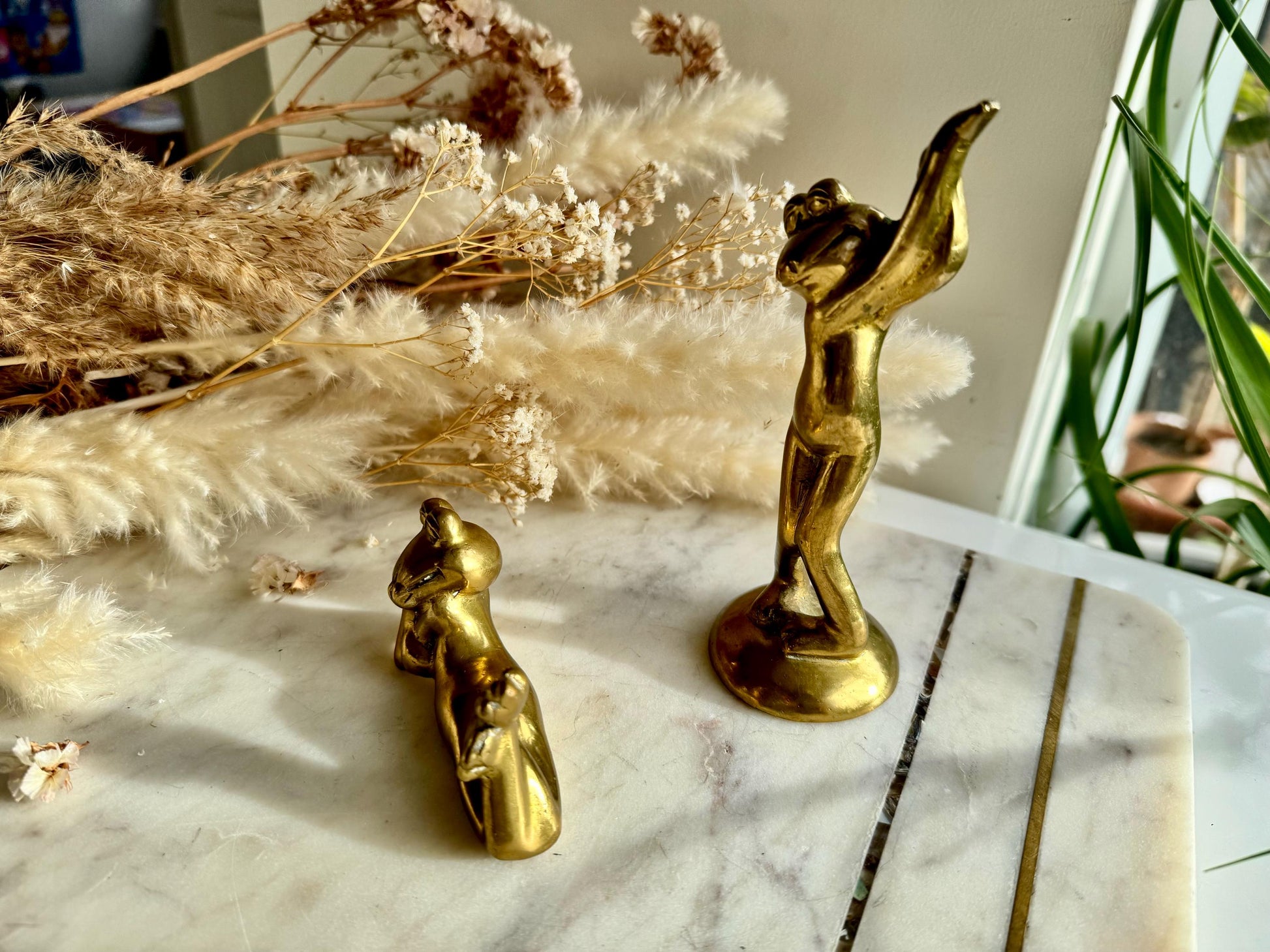 Mid Century Vintage Brass Laying Frog Figurines, Pair Anthropomorphic, Golf player Frog , Décor Bohemian, Tabletop Accent