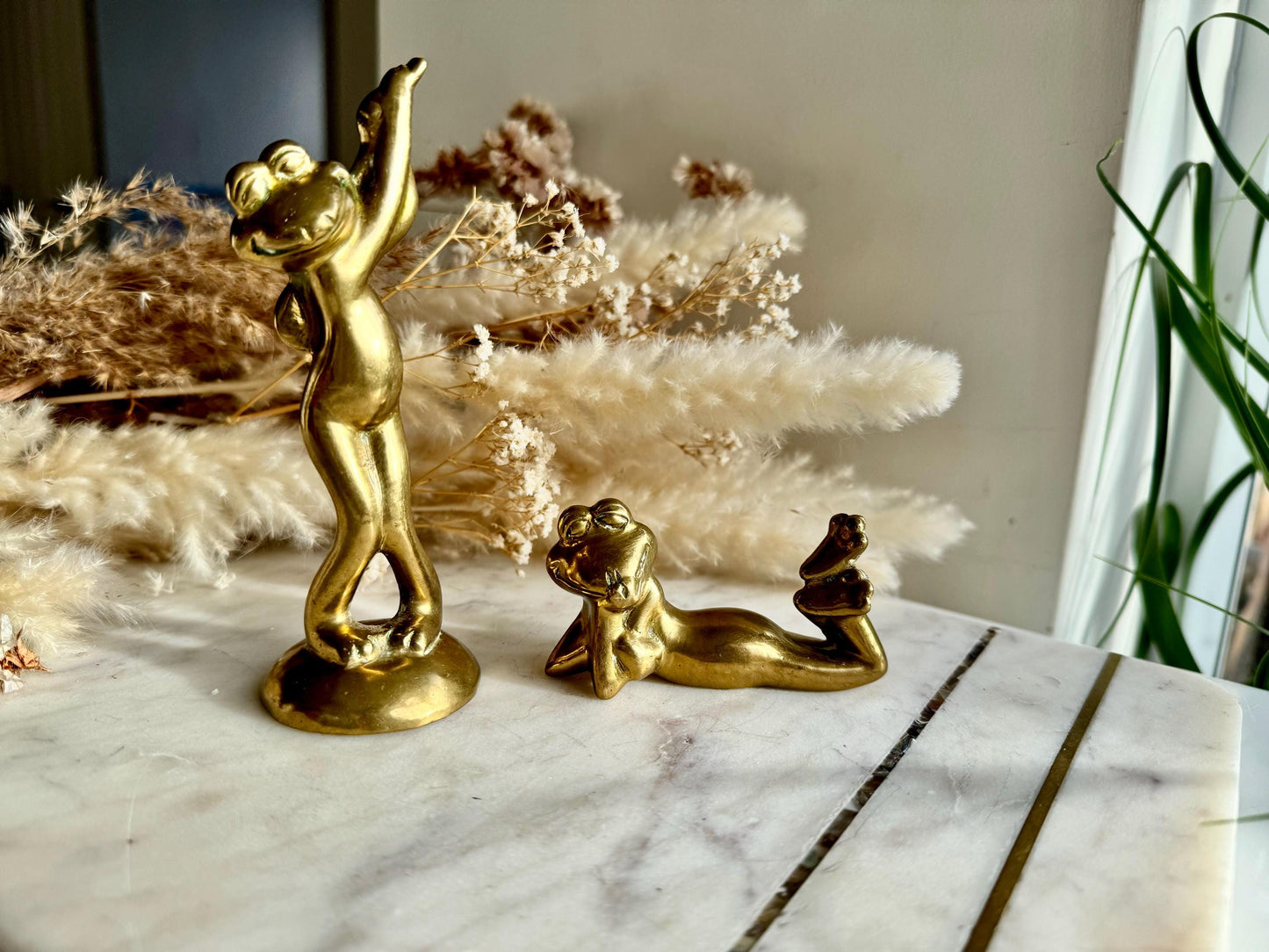 Mid Century Vintage Brass Laying Frog Figurines, Pair Anthropomorphic, Golf player Frog , Décor Bohemian, Tabletop Accent