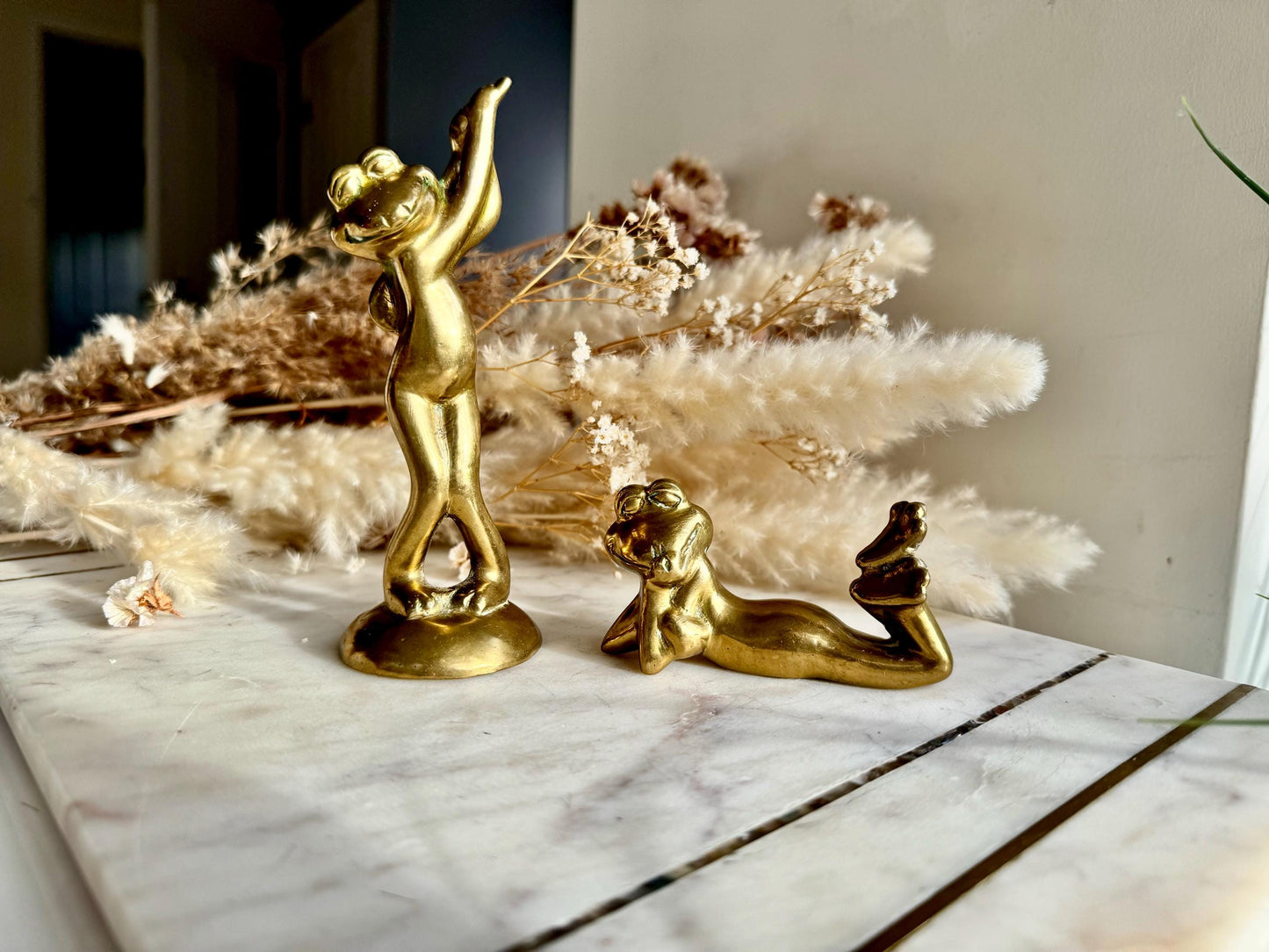 Mid Century Vintage Brass Laying Frog Figurines, Pair Anthropomorphic, Golf player Frog , Décor Bohemian, Tabletop Accent