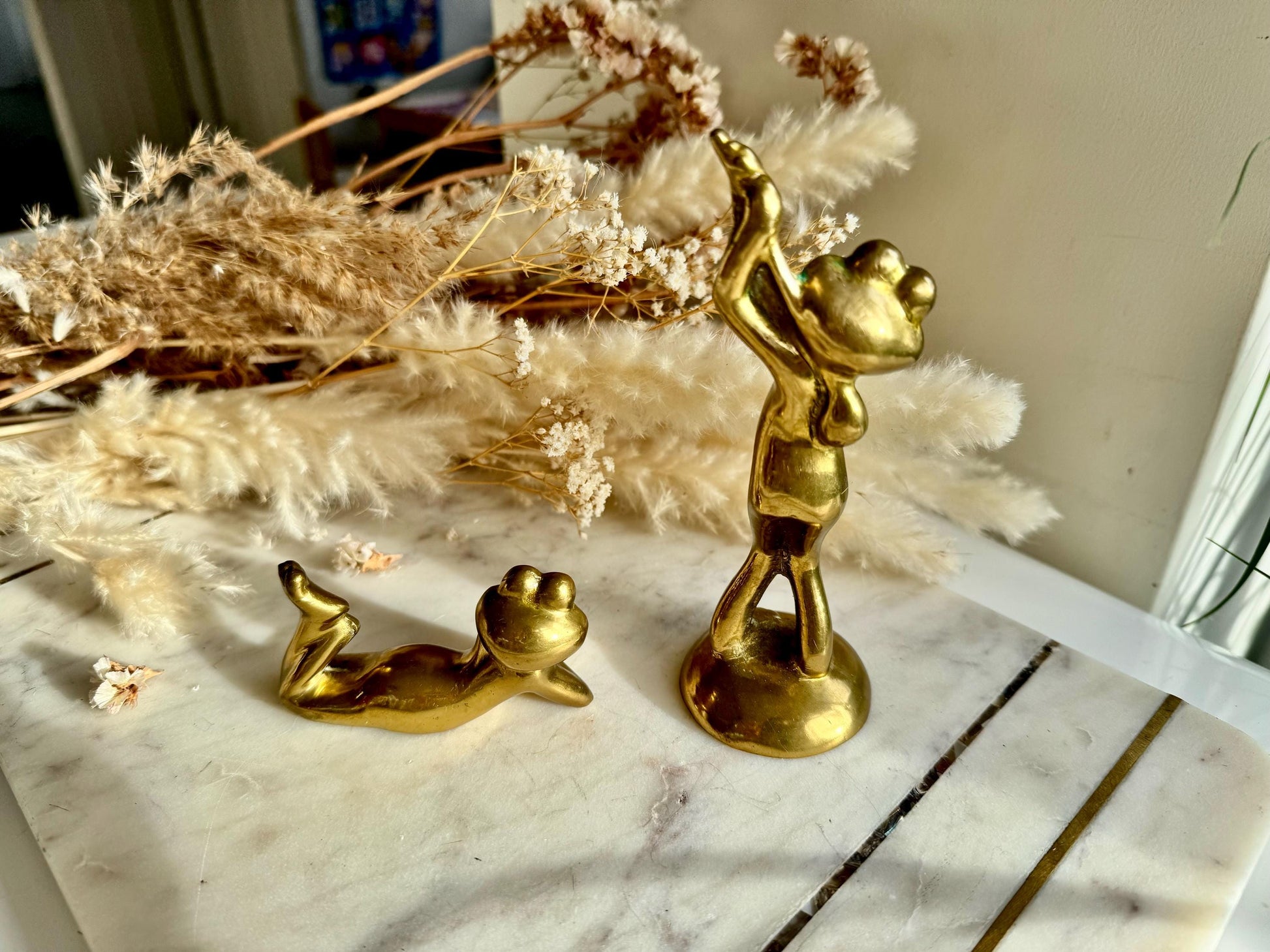 Mid Century Vintage Brass Laying Frog Figurines, Pair Anthropomorphic, Golf player Frog , Décor Bohemian, Tabletop Accent