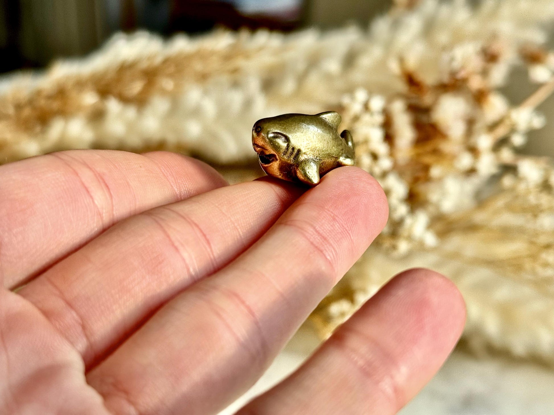 Cute baby Shark Ornamen, Brass craftsmanship solid brass shark sculpture, Happy shark paperweight, metal sea creatures decoration