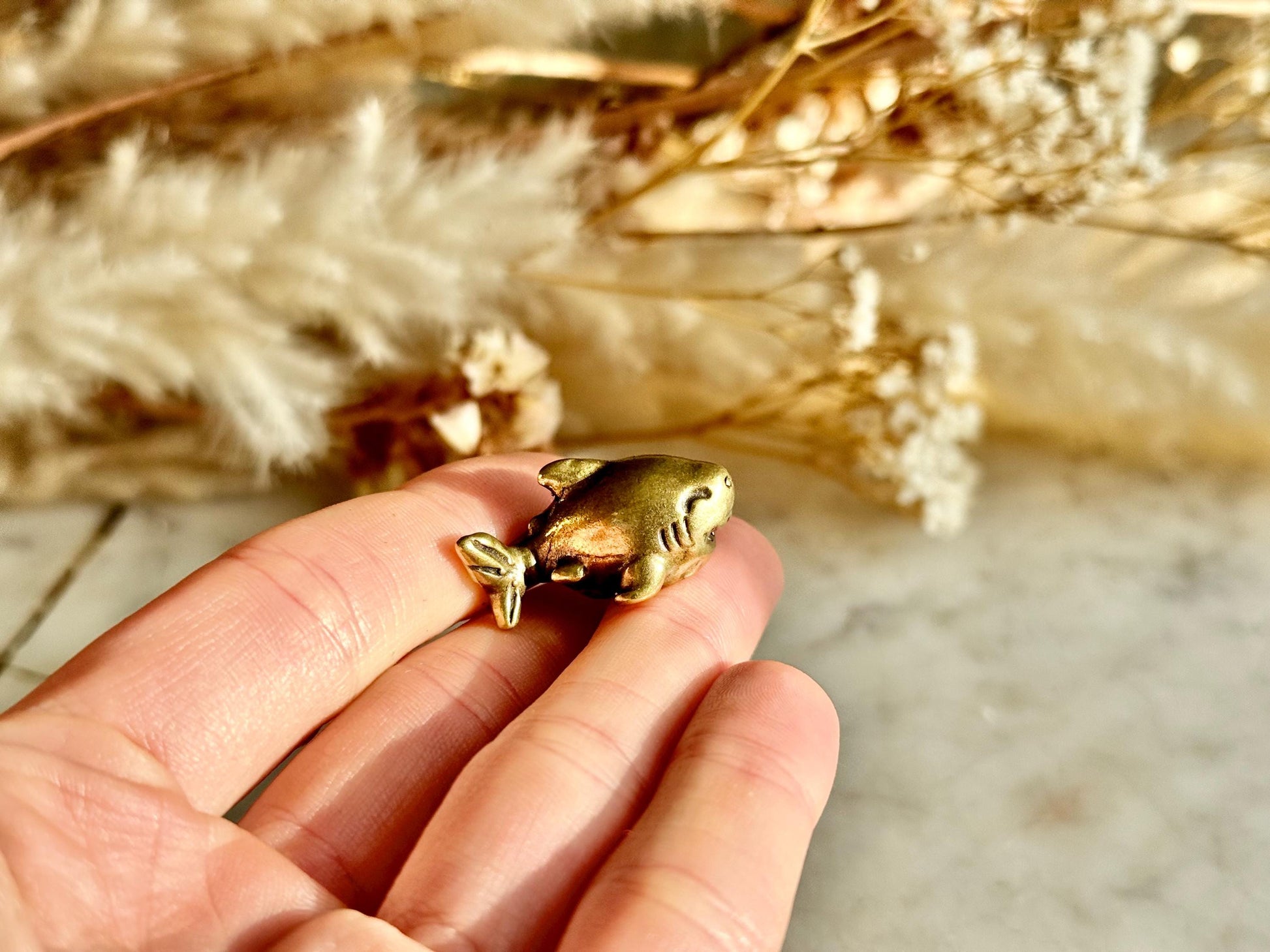 Cute baby Shark Ornamen, Brass craftsmanship solid brass shark sculpture, Happy shark paperweight, metal sea creatures decoration