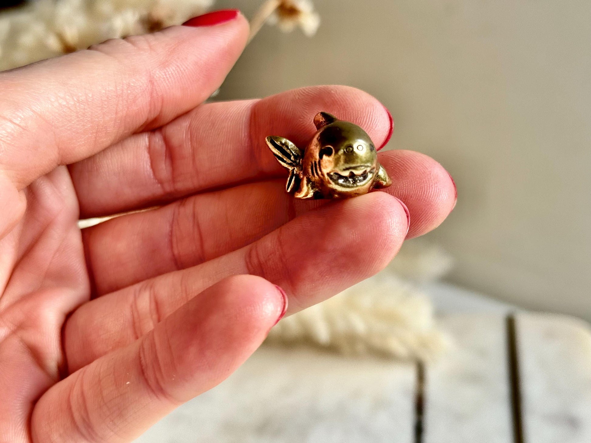 Cute baby Shark Ornamen, Brass craftsmanship solid brass shark sculpture, Happy shark paperweight, metal sea creatures decoration