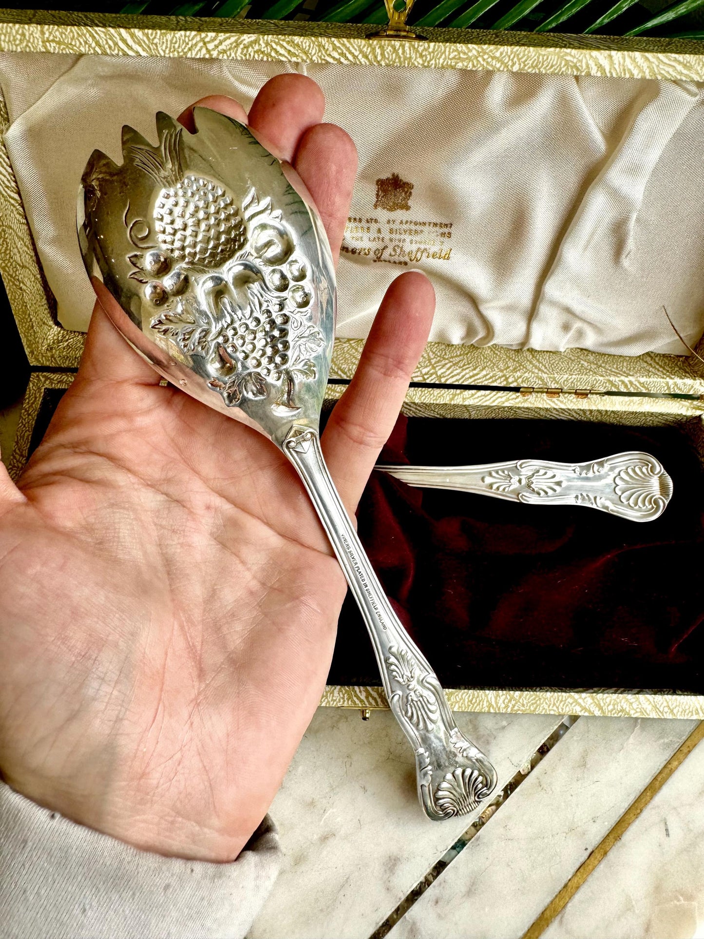 Beautiful Vintage Viners Silver plated Pair of Vintage carved Fruits salad spoons, Vintage Boxed serving set, metalware serving utensil