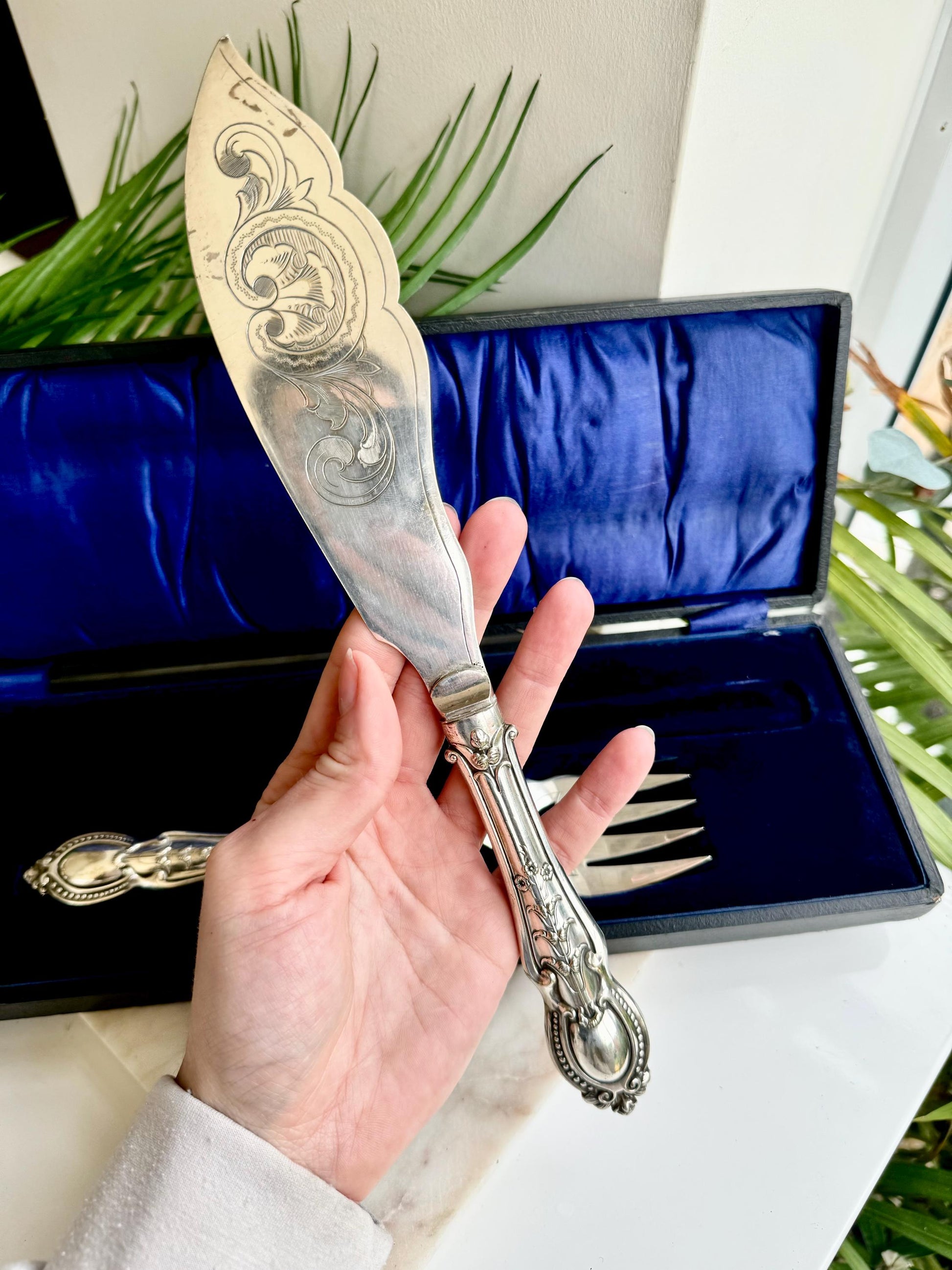Antique Boxwd Fish Servers Silver Plated Vintage Pair of Engraved Fork and Knife, Elegant British Vintage silverware