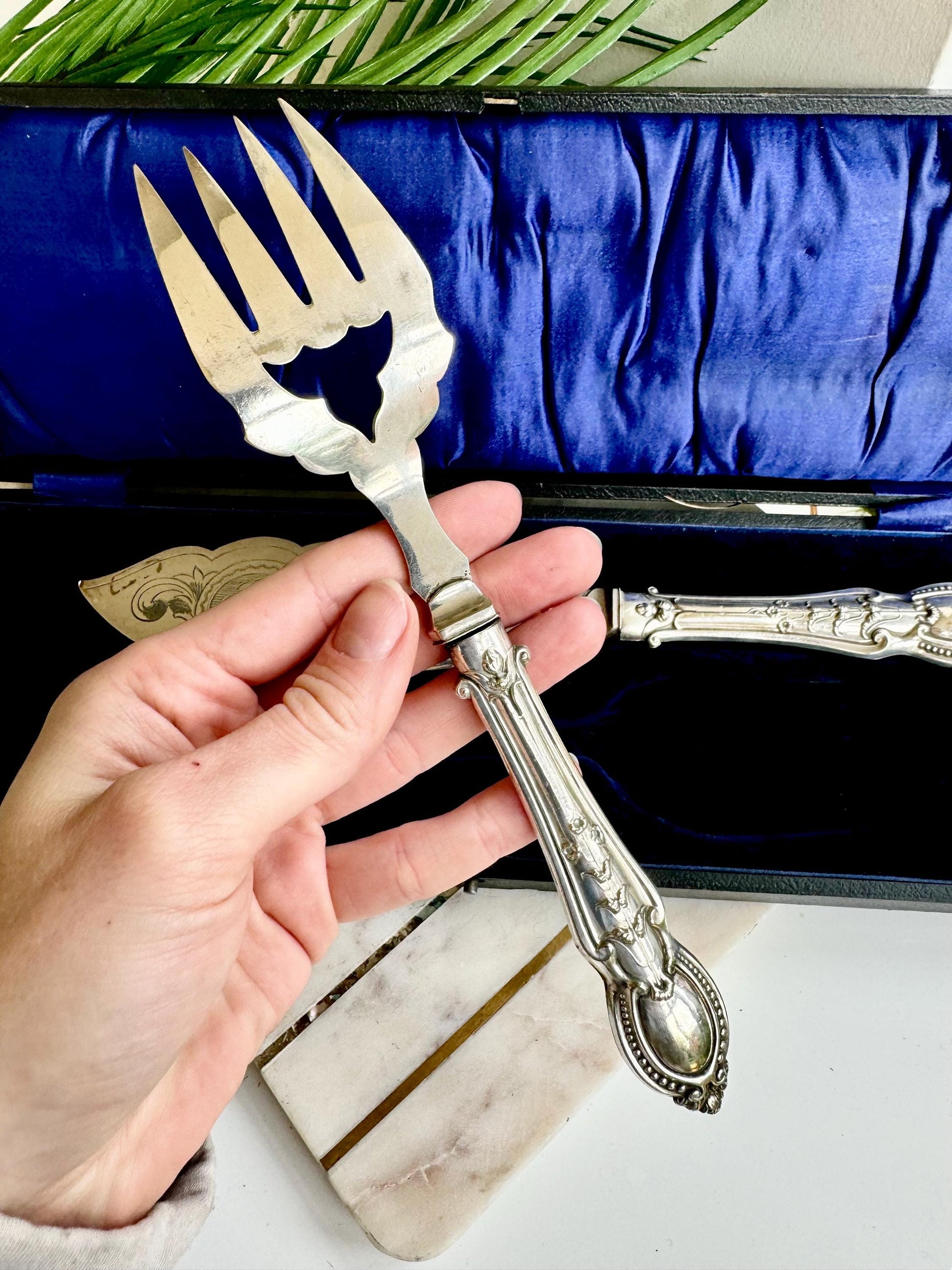 Antique Boxwd Fish Servers Silver Plated Vintage Pair of Engraved Fork and Knife, Elegant British Vintage silverware
