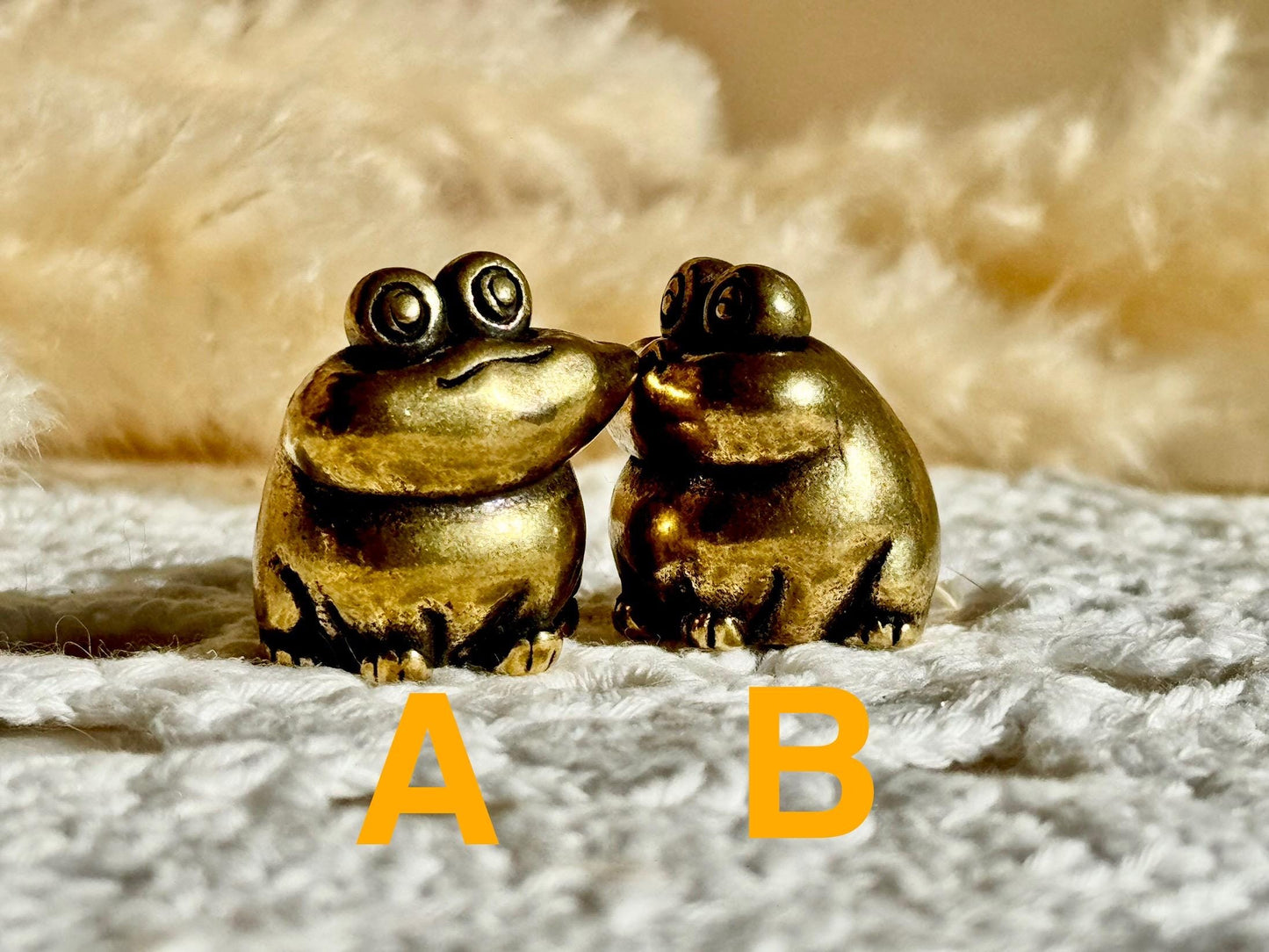 Adorable Solid Brass Kissing Frogs figurines, Couple of Frogs Statue, Funny Toads ornament, Cute collectible figurine, Desk Accessory