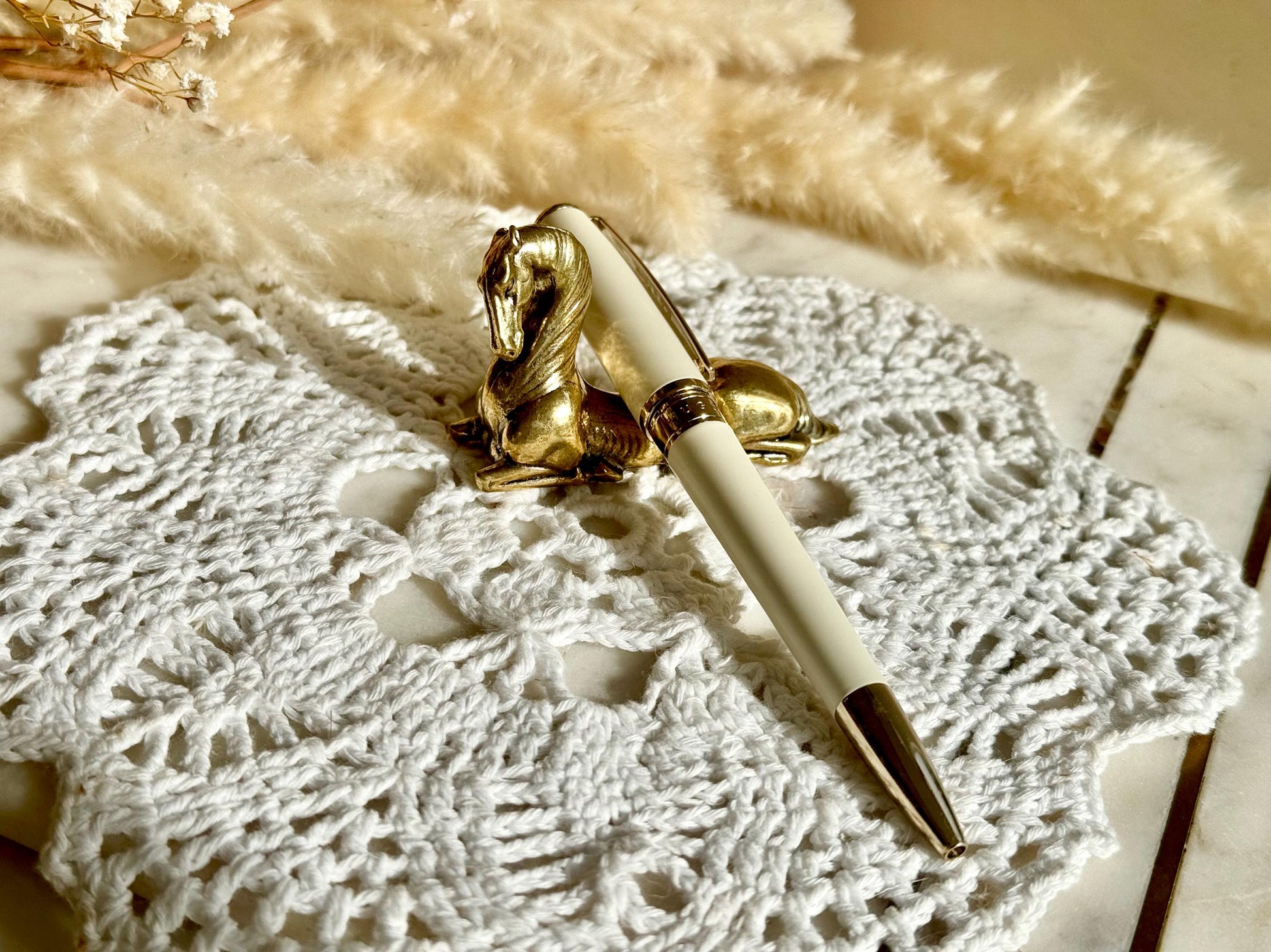 Horse pen rest, solid brass Horse statuette, fountain pen rest, Creative Brush holder, Luxury desk accessories, Christmas gift