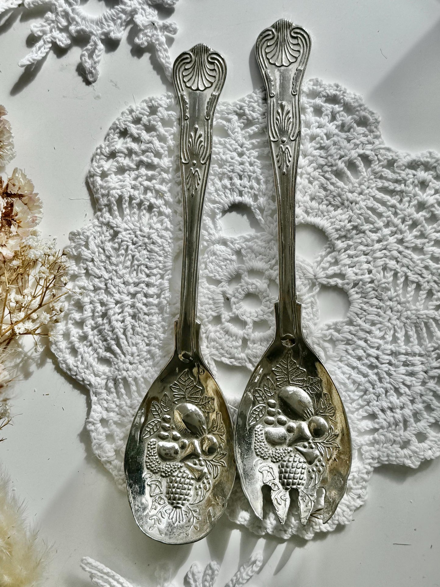 Beautiful Vintage Viners Silver plated Pair of Vintage carved Fruits salad spoons, Vintage Boxed serving set, metalware serving utensil
