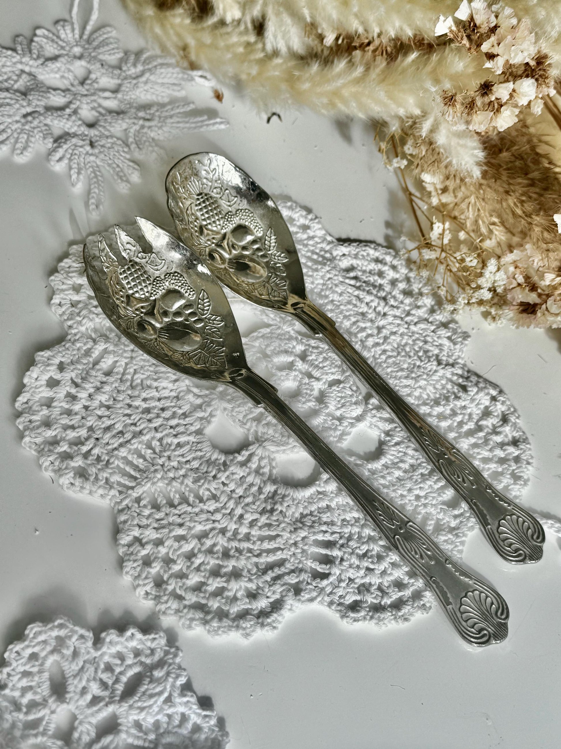 Beautiful Vintage Viners Silver plated Pair of Vintage carved Fruits salad spoons, Vintage Boxed serving set, metalware serving utensil