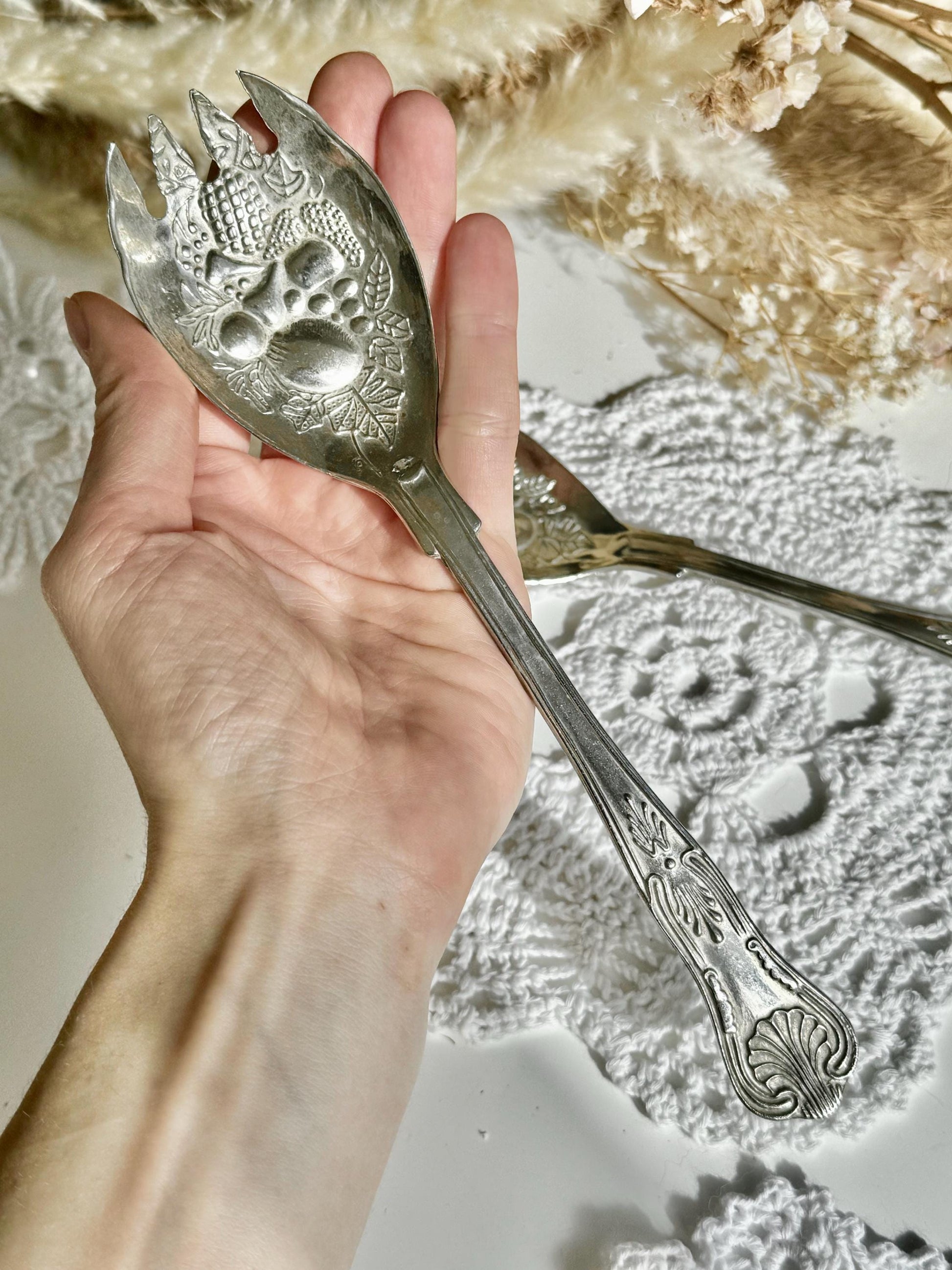 Beautiful Vintage Viners Silver plated Pair of Vintage carved Fruits salad spoons, Vintage Boxed serving set, metalware serving utensil