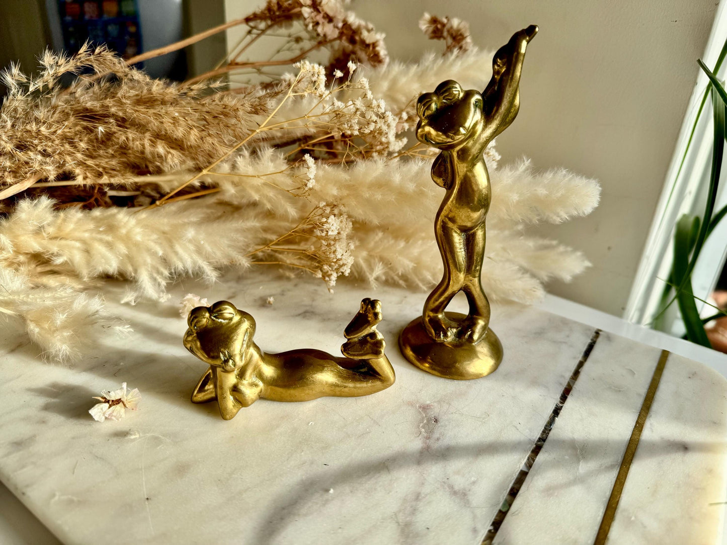 Mid Century Vintage Brass Laying Frog Figurines, Pair Anthropomorphic, Golf player Frog , Décor Bohemian, Tabletop Accent
