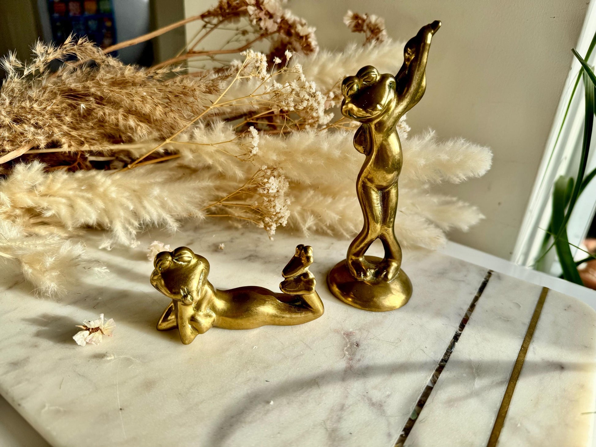 Mid Century Vintage Brass Laying Frog Figurines, Pair Anthropomorphic, Golf player Frog , Décor Bohemian, Tabletop Accent