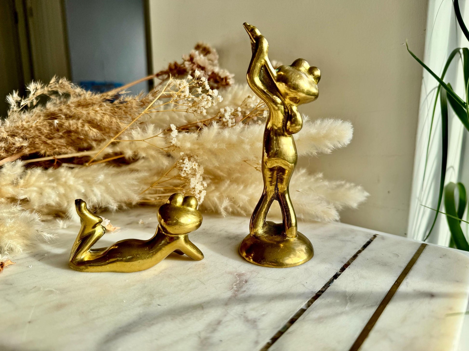 Mid Century Vintage Brass Laying Frog Figurines, Pair Anthropomorphic, Golf player Frog , Décor Bohemian, Tabletop Accent