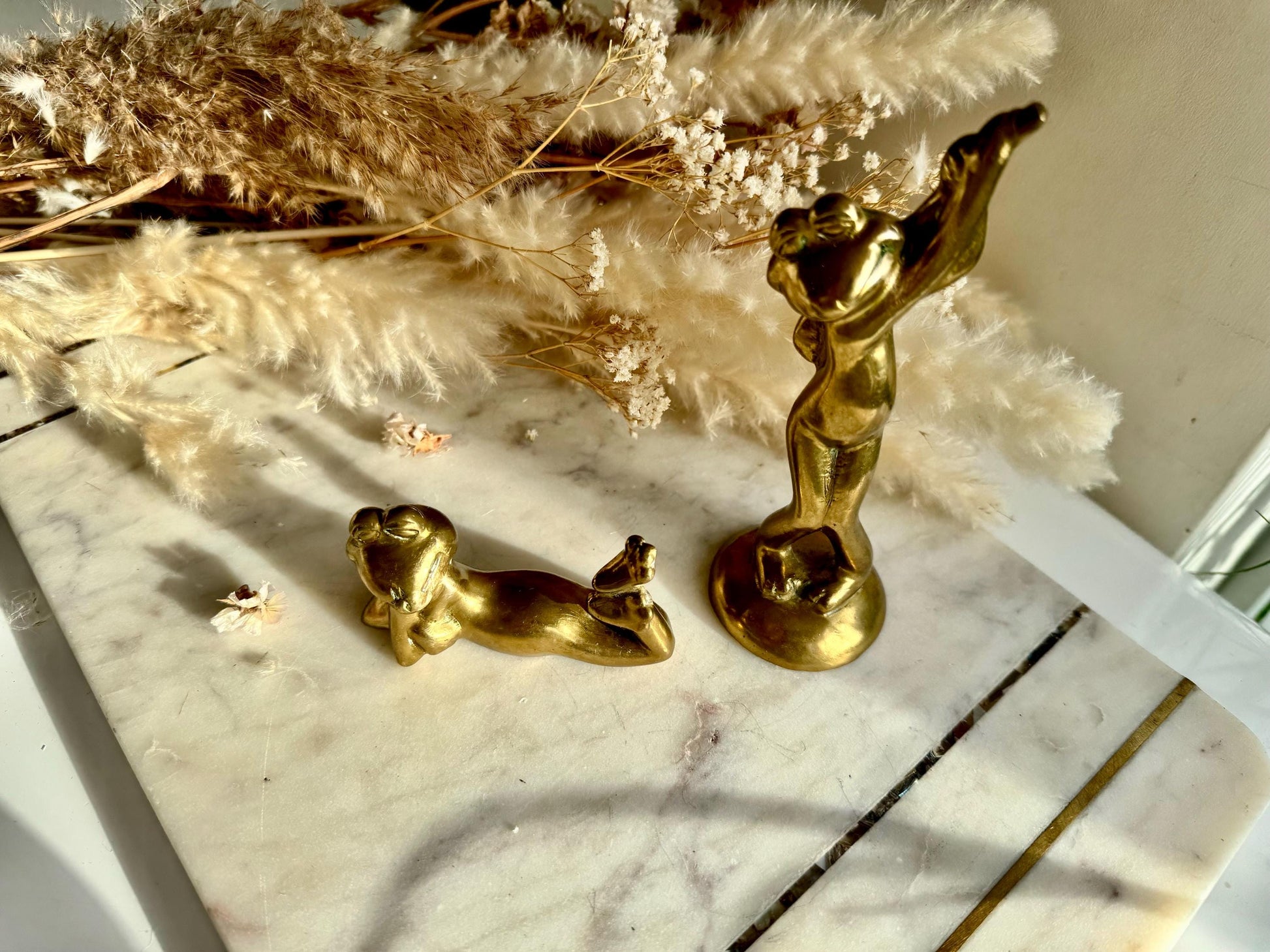 Mid Century Vintage Brass Laying Frog Figurines, Pair Anthropomorphic, Golf player Frog , Décor Bohemian, Tabletop Accent
