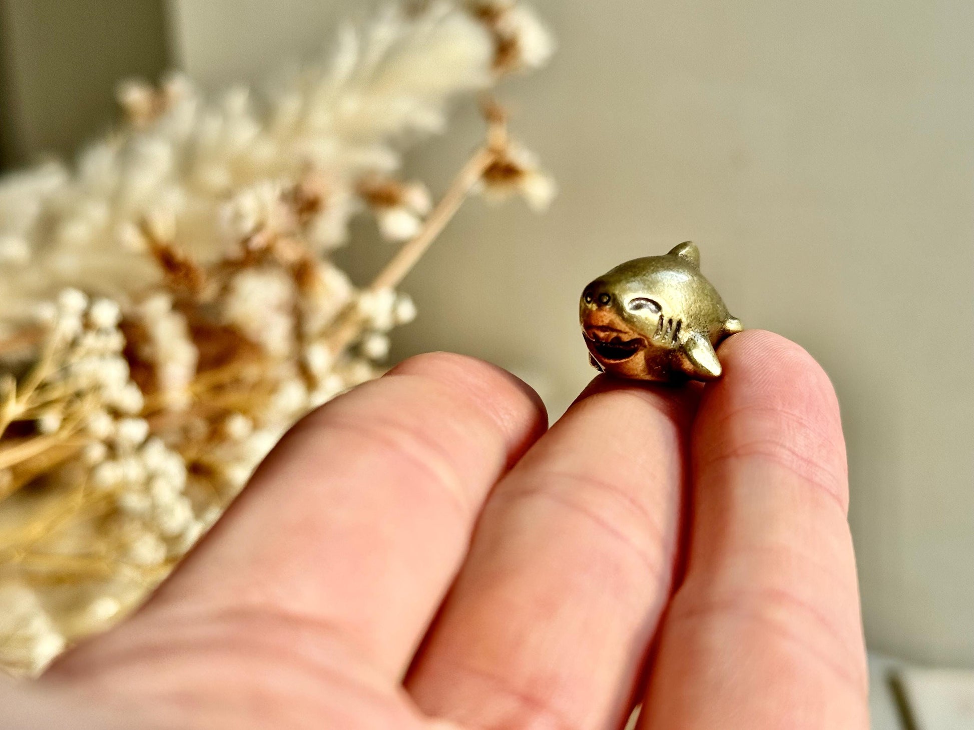 Cute baby Shark Ornamen, Brass craftsmanship solid brass shark sculpture, Happy shark paperweight, metal sea creatures decoration