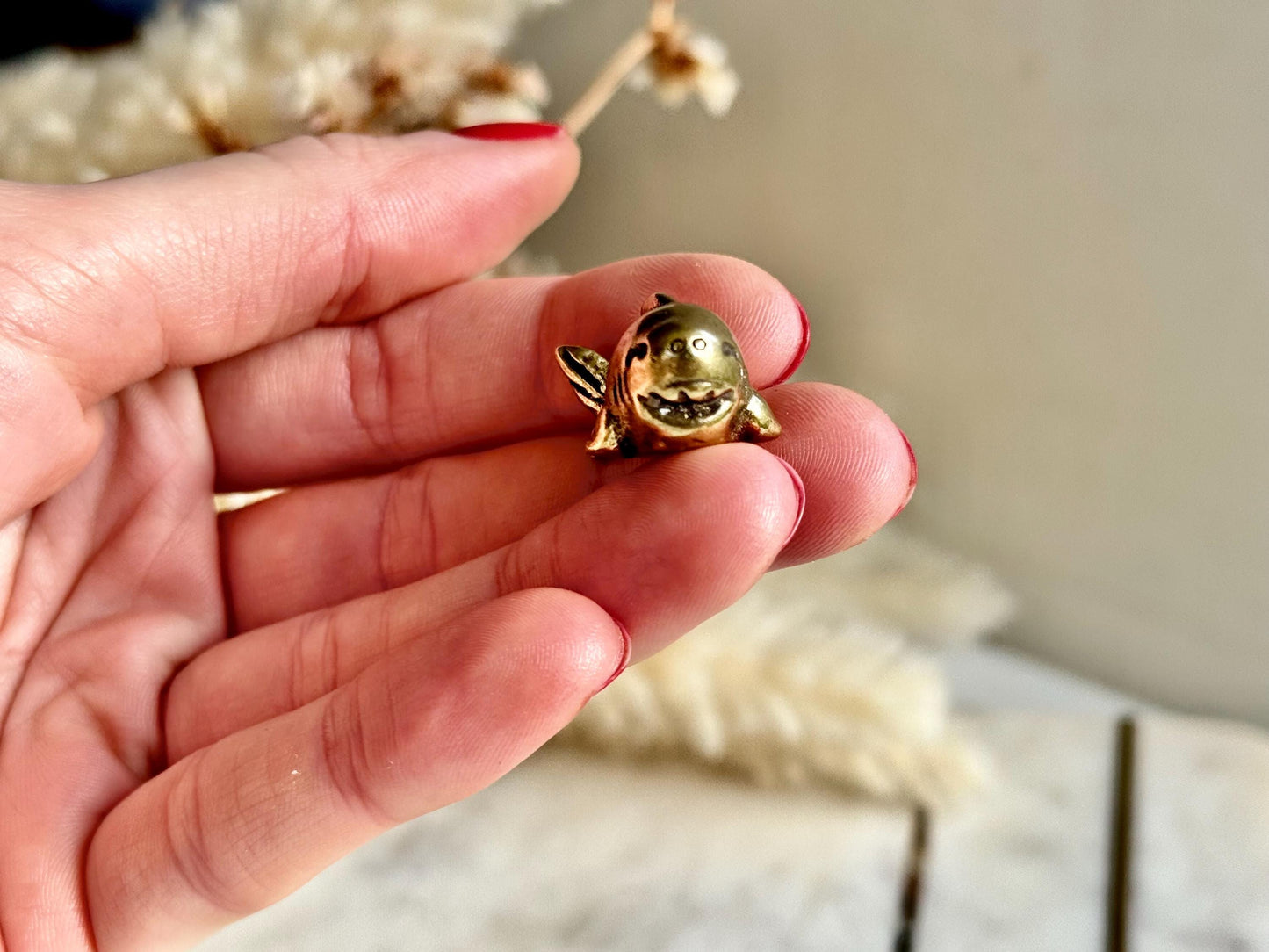 Cute baby Shark Ornamen, Brass craftsmanship solid brass shark sculpture, Happy shark paperweight, metal sea creatures decoration