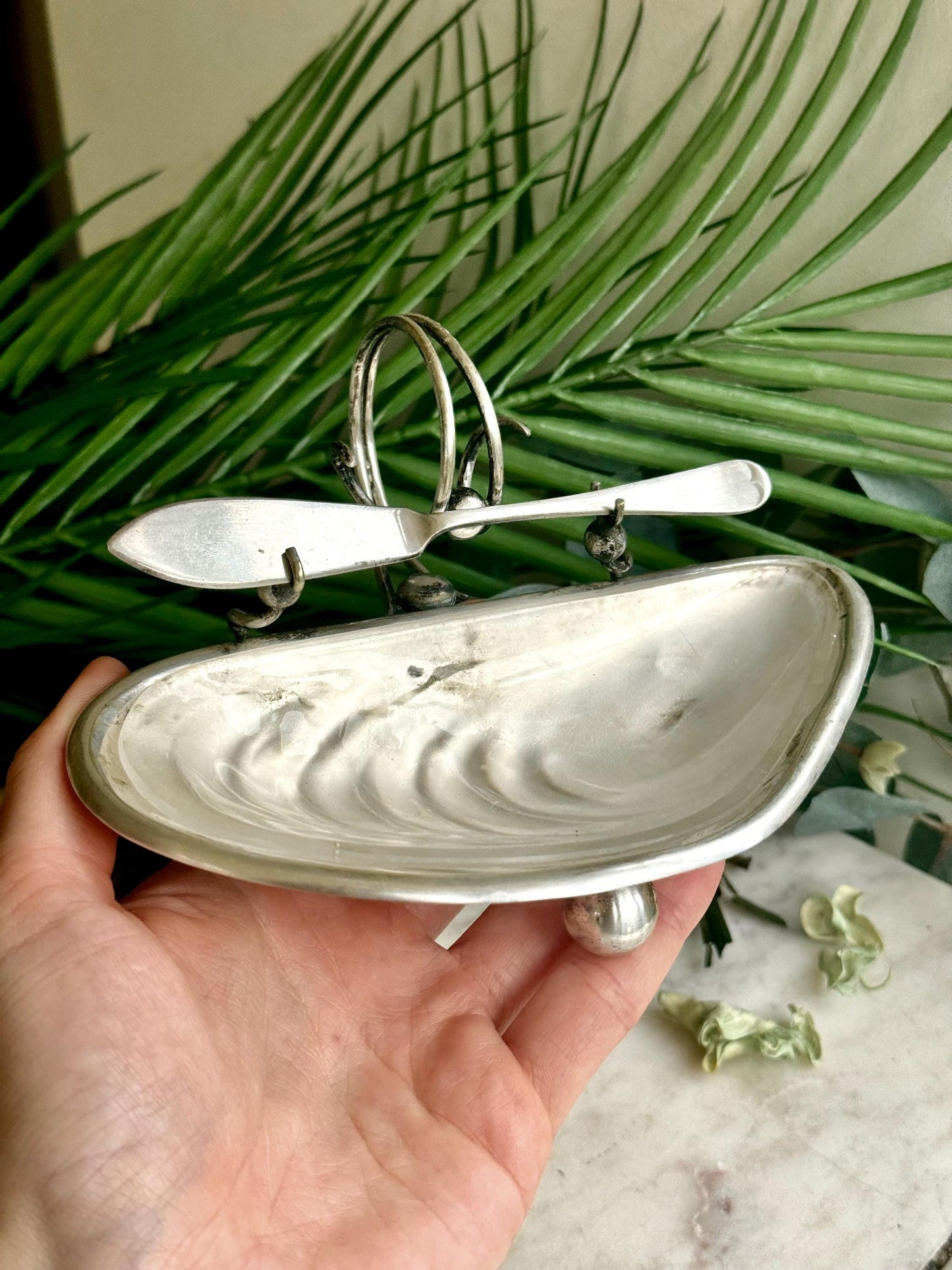 Vintage EPNS Hamilton & Laidlaw Silver-Plated Oyster-Shaped Butter Dish with Knife, Shell Caviar Dish
