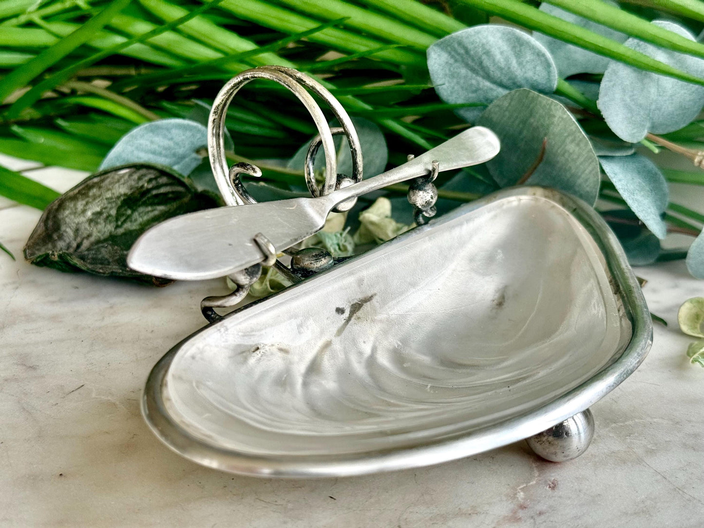 Vintage EPNS Hamilton & Laidlaw Silver-Plated Oyster-Shaped Butter Dish with Knife, Shell Caviar Dish