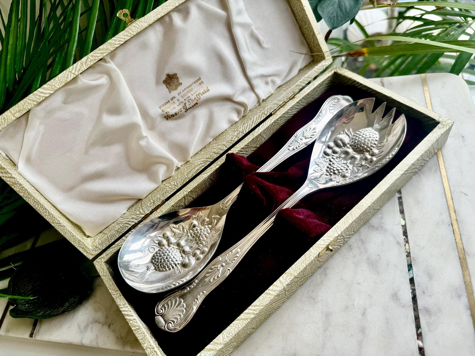 Beautiful Vintage Viners Silver plated Pair of Vintage carved Fruits salad spoons, Vintage Boxed serving set, metalware serving utensil