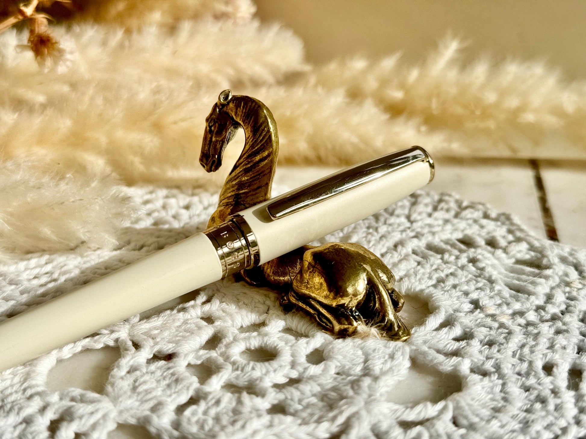 Horse pen rest, solid brass Horse statuette, fountain pen rest, Creative Brush holder, Luxury desk accessories, Christmas gift