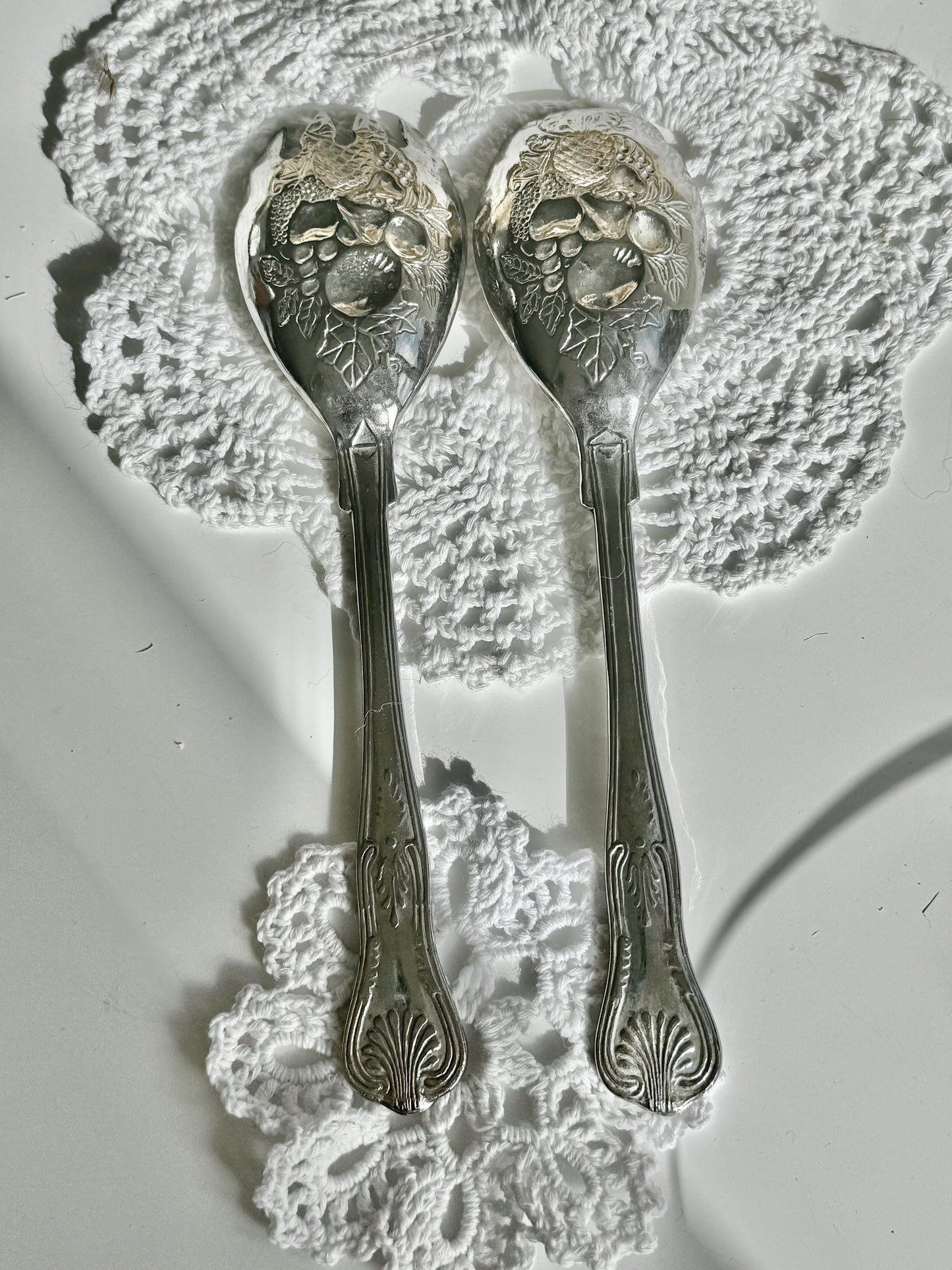 Beautiful Vintage Viners Silver plated Pair of Vintage carved Fruits salad spoons, Vintage Boxed serving set, metalware serving utensil