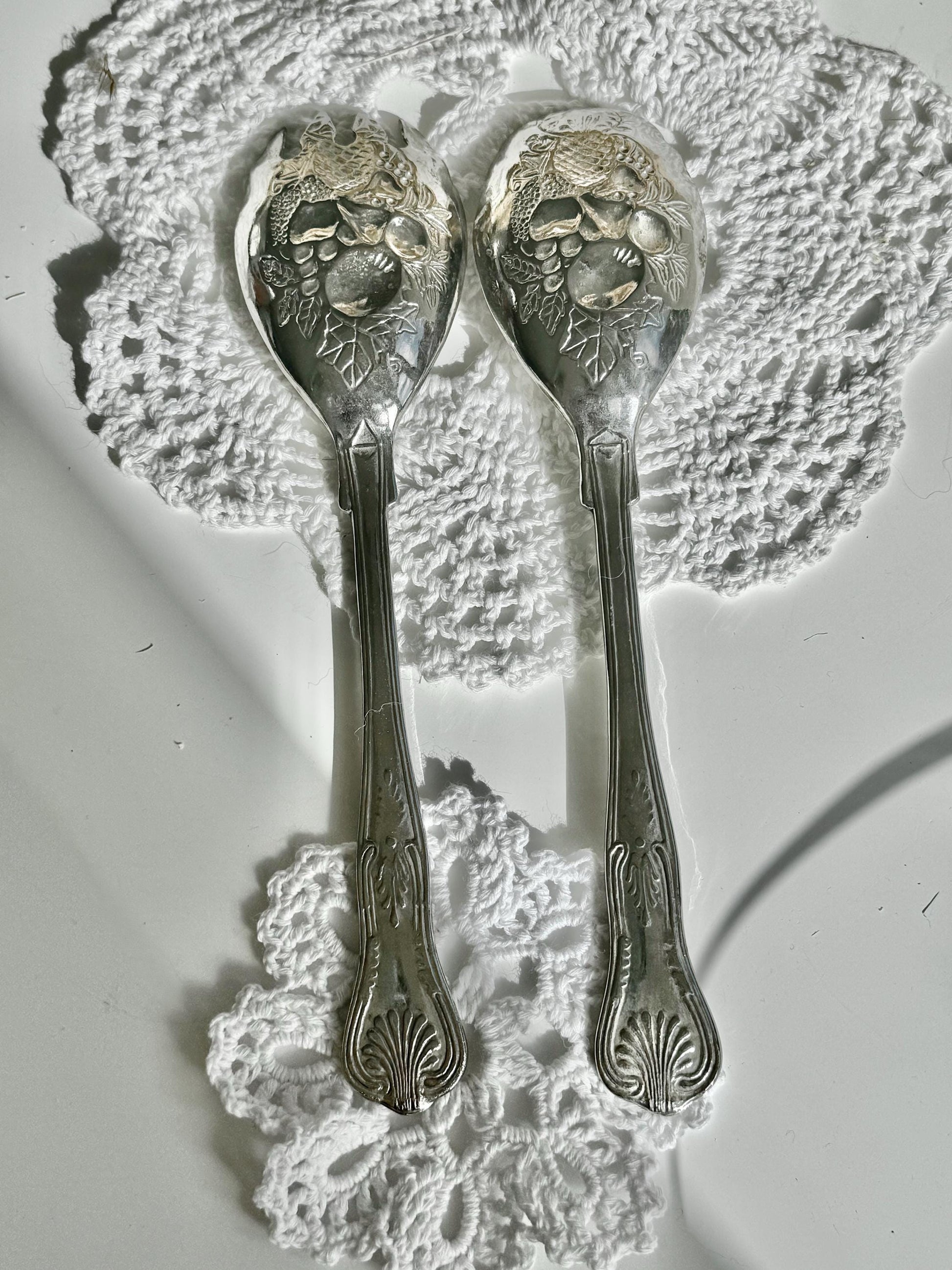 Beautiful Vintage Viners Silver plated Pair of Vintage carved Fruits salad spoons, Vintage Boxed serving set, metalware serving utensil