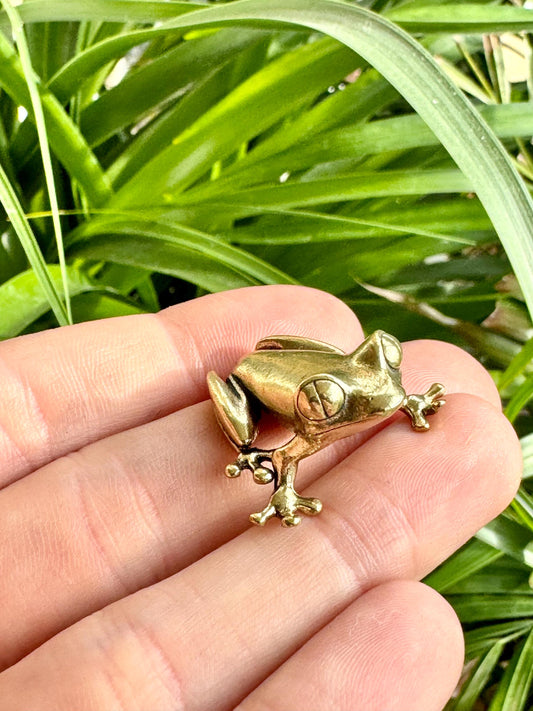 Fine Lifelike Solid Brass Frog figurine, Couple of Frogs Statue, Small Paperweight, Cute collectible figurine, Desk Accessory
