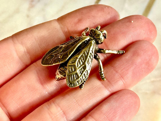 Solid brass bee figurine, realistic fly sculpture, metal insect ornament, detailed brass flying bug paperweight.